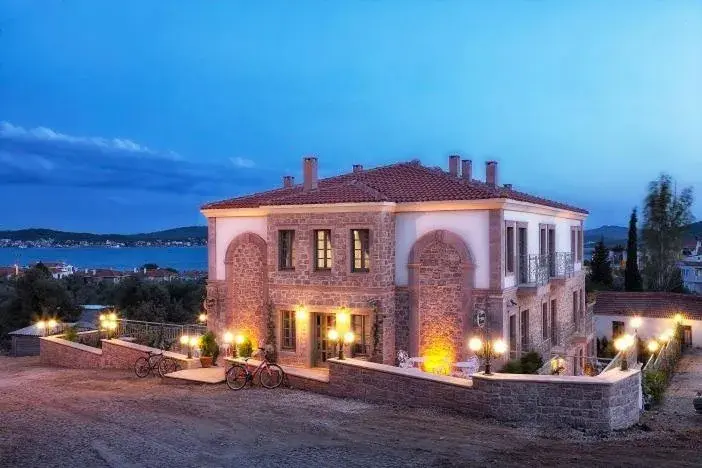 Property building in Cunda Fora Hotel Property building in Cunda Fora Hotel