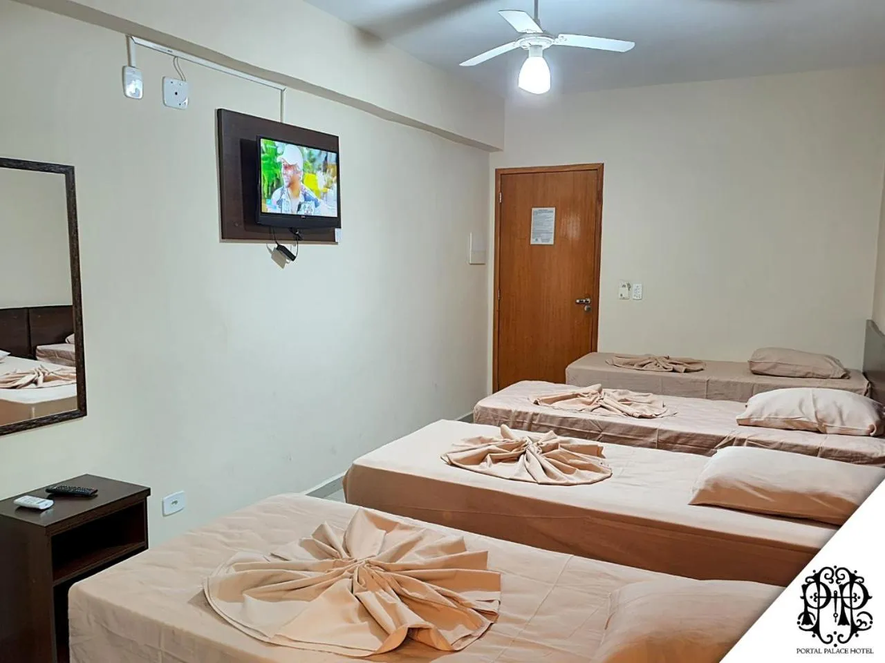 Bed in Portal Palace Hotel