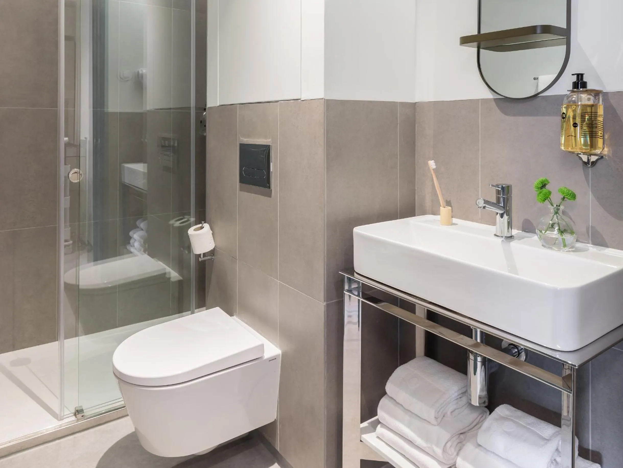 Shower in LSA Alvalade by Numa