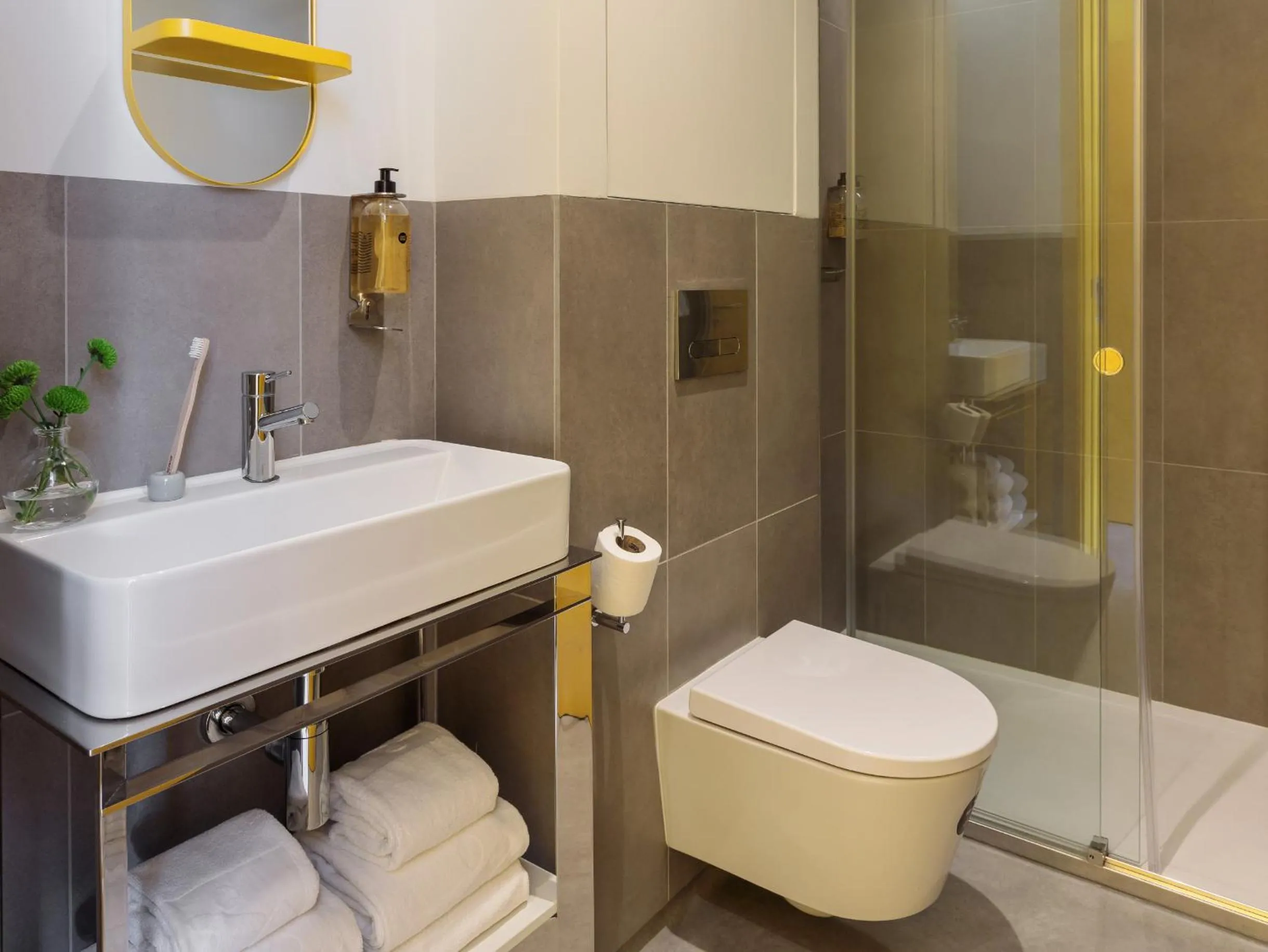 Shower in LSA Alvalade by Numa