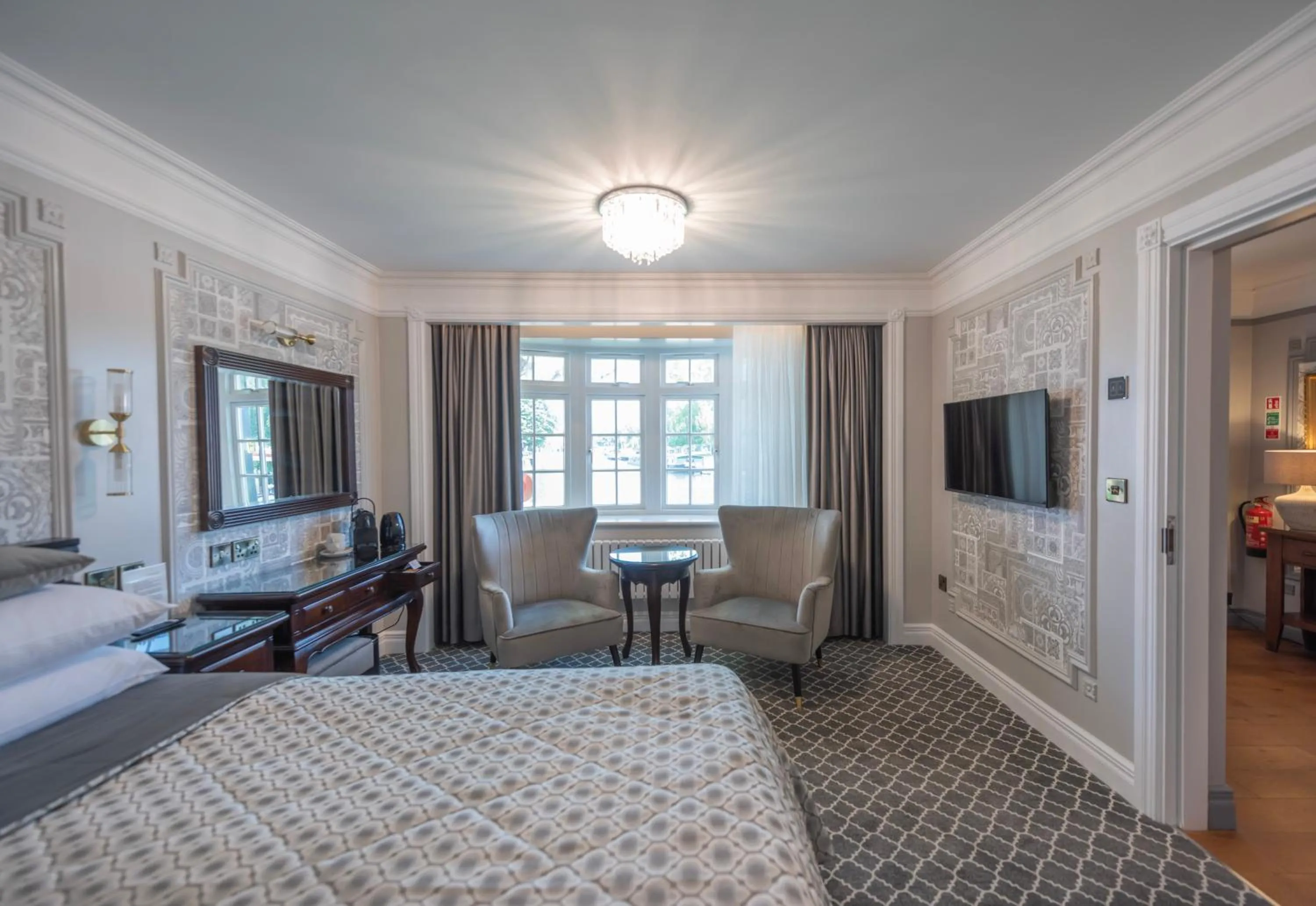 Bedroom, Bed in Riverside Inn