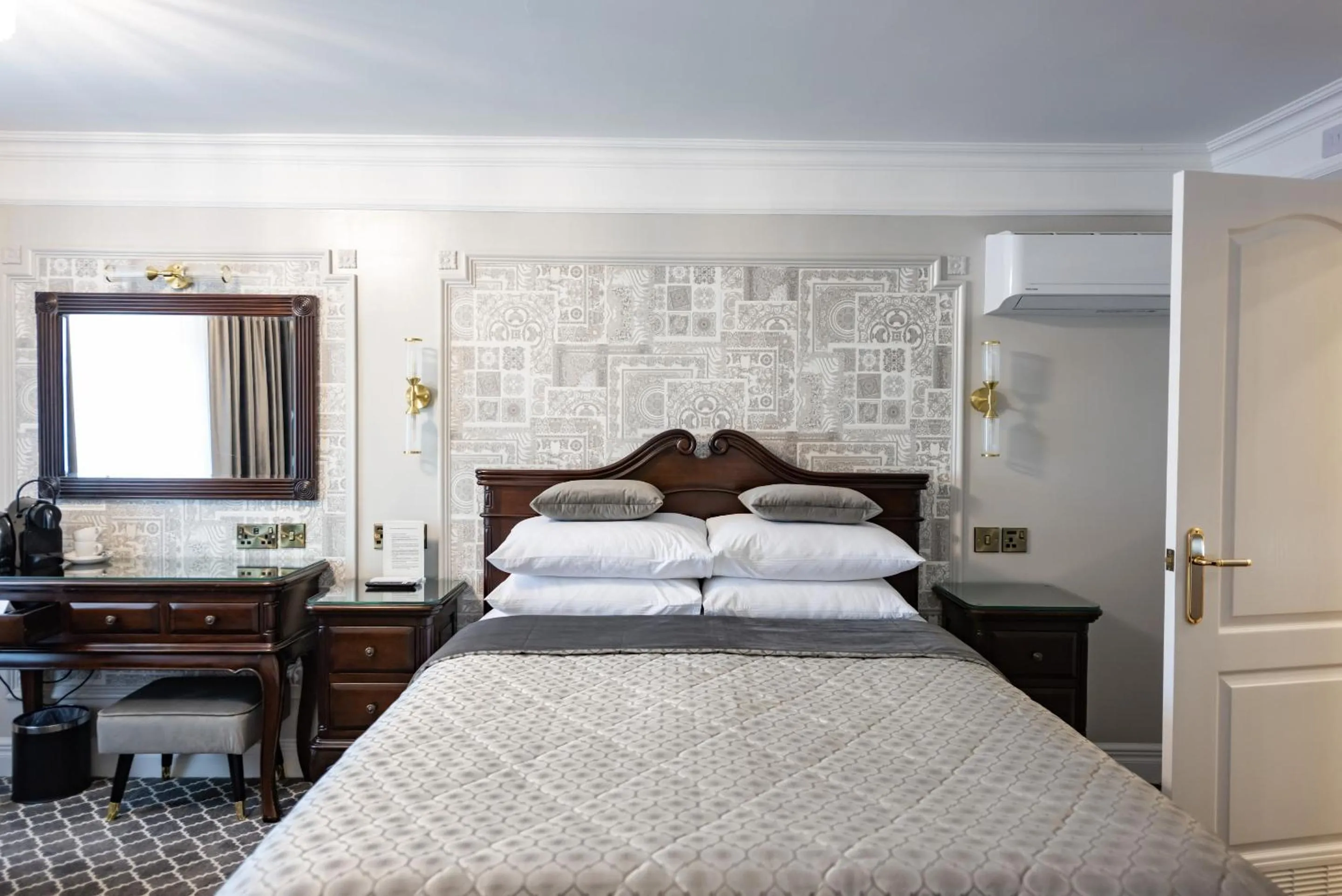 Bedroom, Bed in Riverside Inn