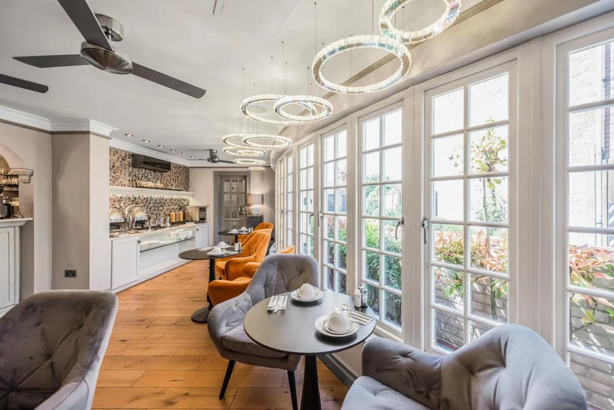 Dining area in Riverside Inn