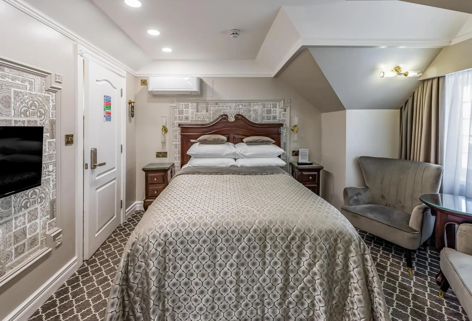 Bed in Riverside Inn