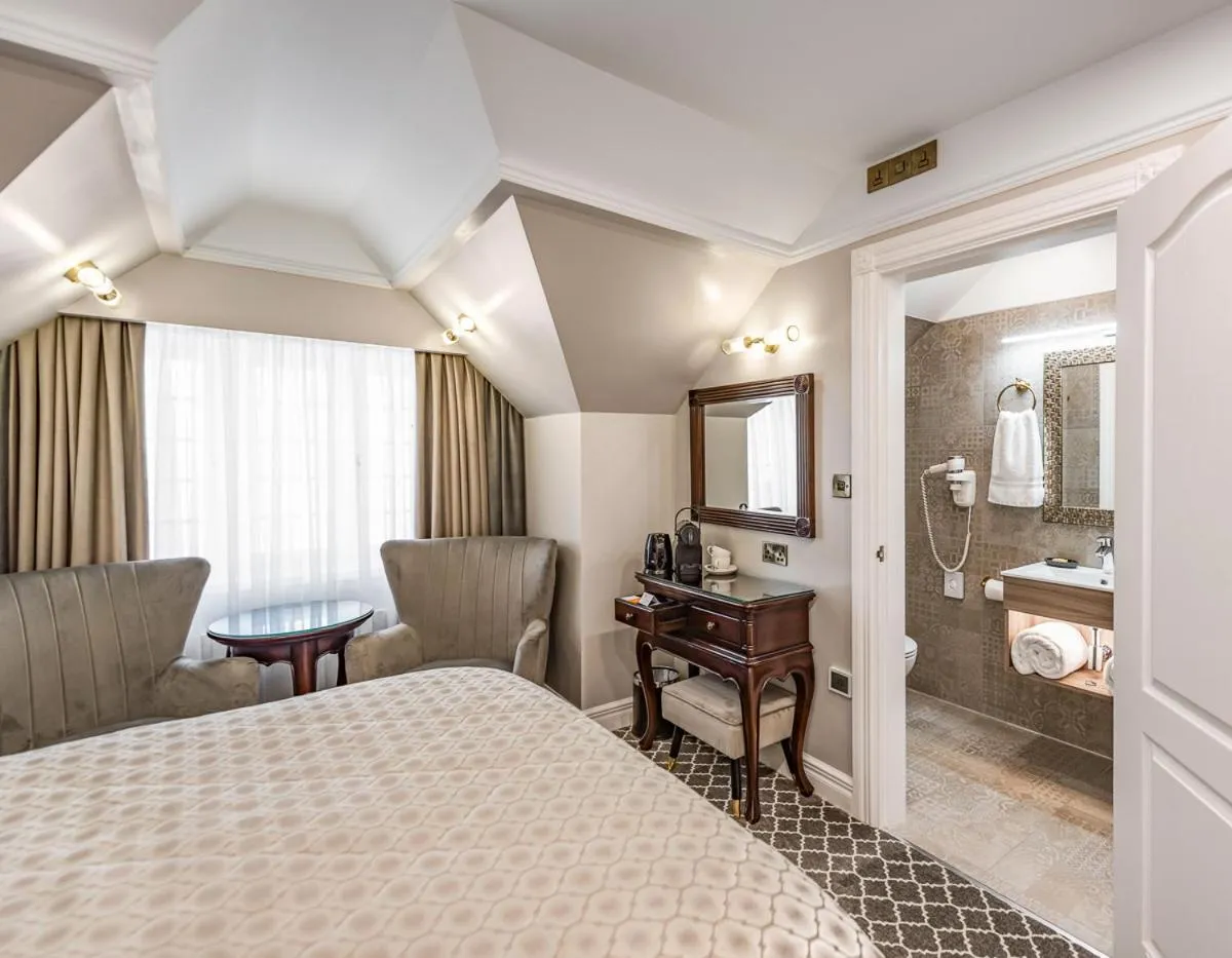 Bathroom, Bed in Riverside Inn