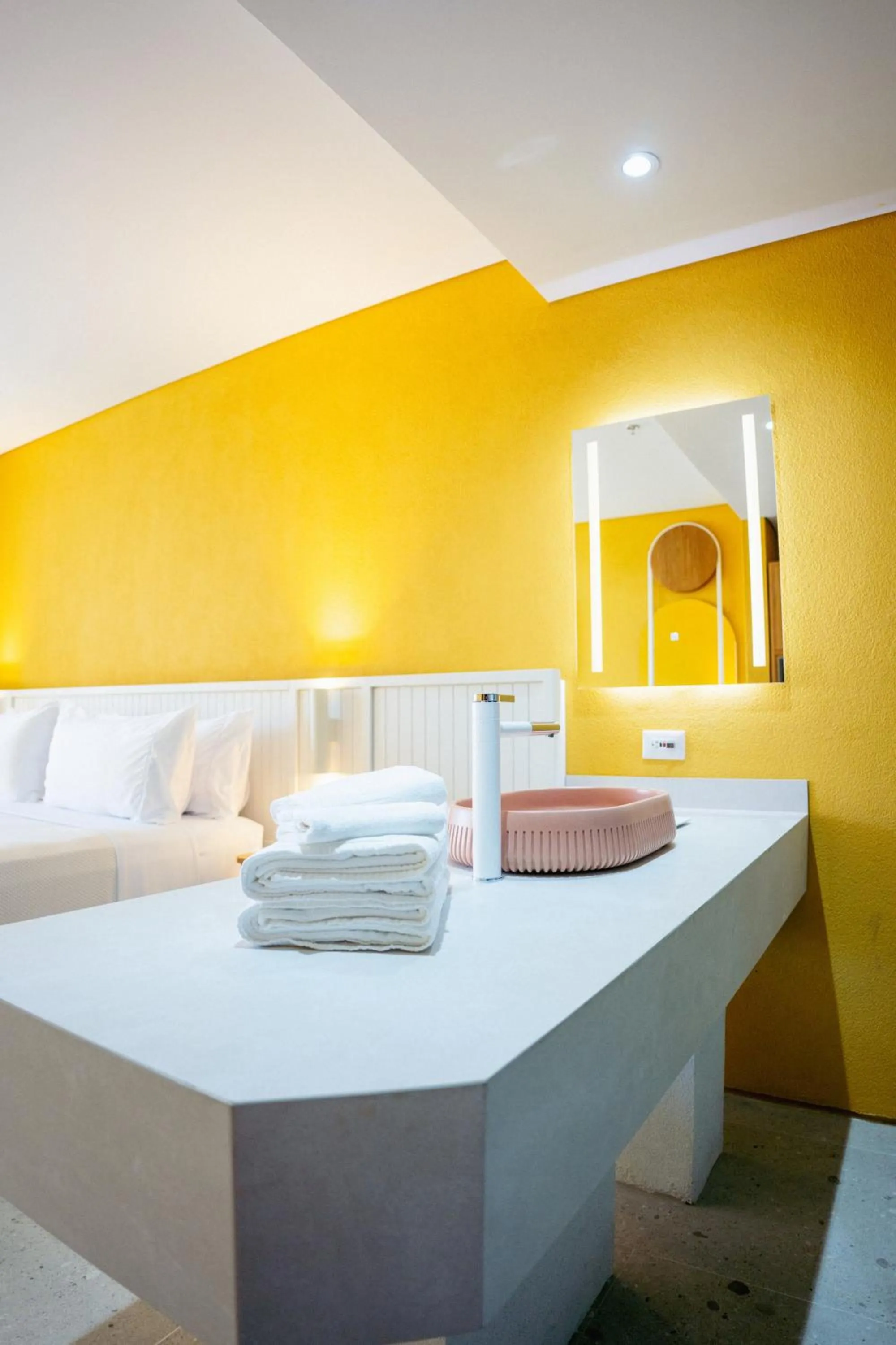 Bathroom, Bed in Zapadilly Tree Hotel