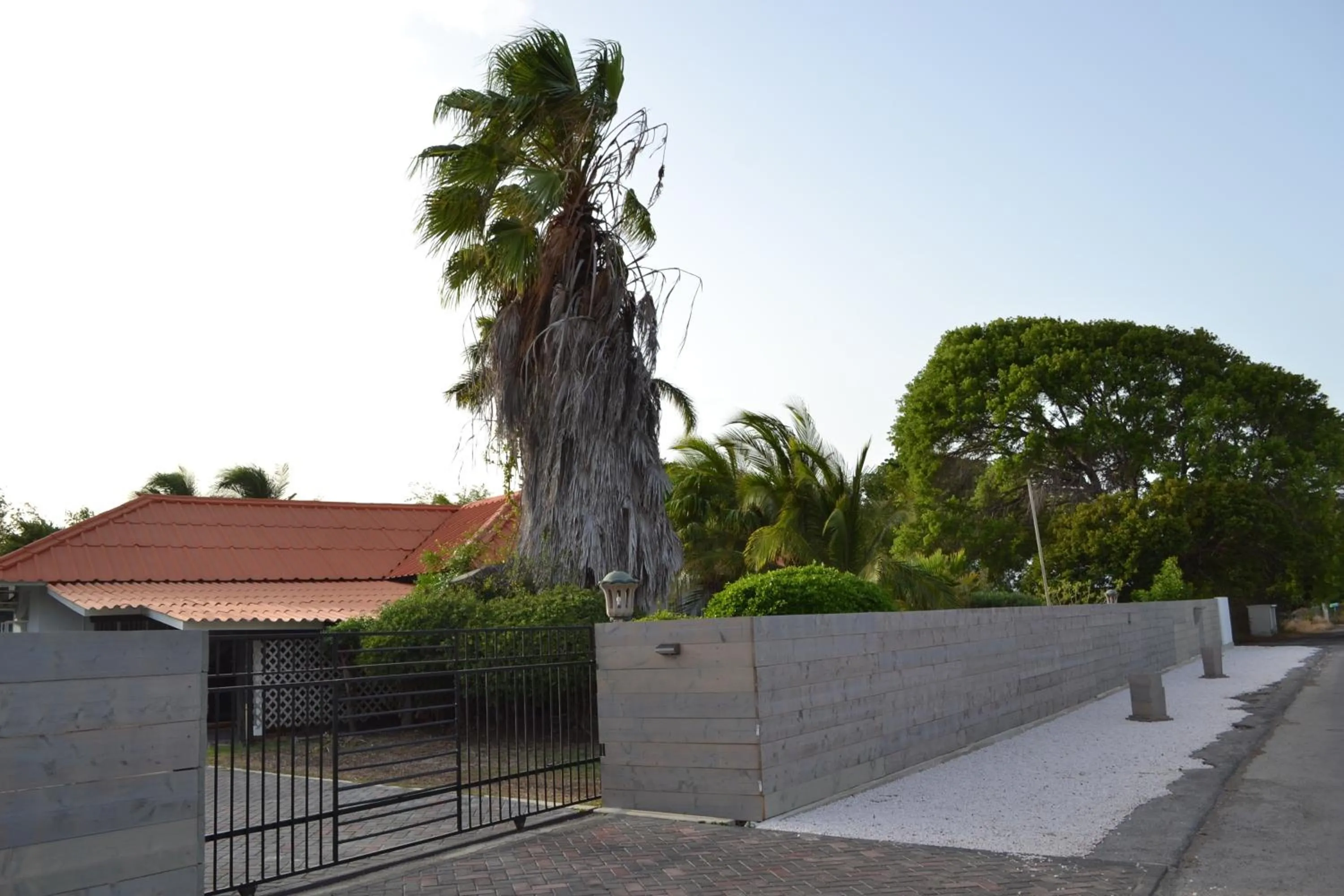 Facade/entrance in Palm Trees Apartments