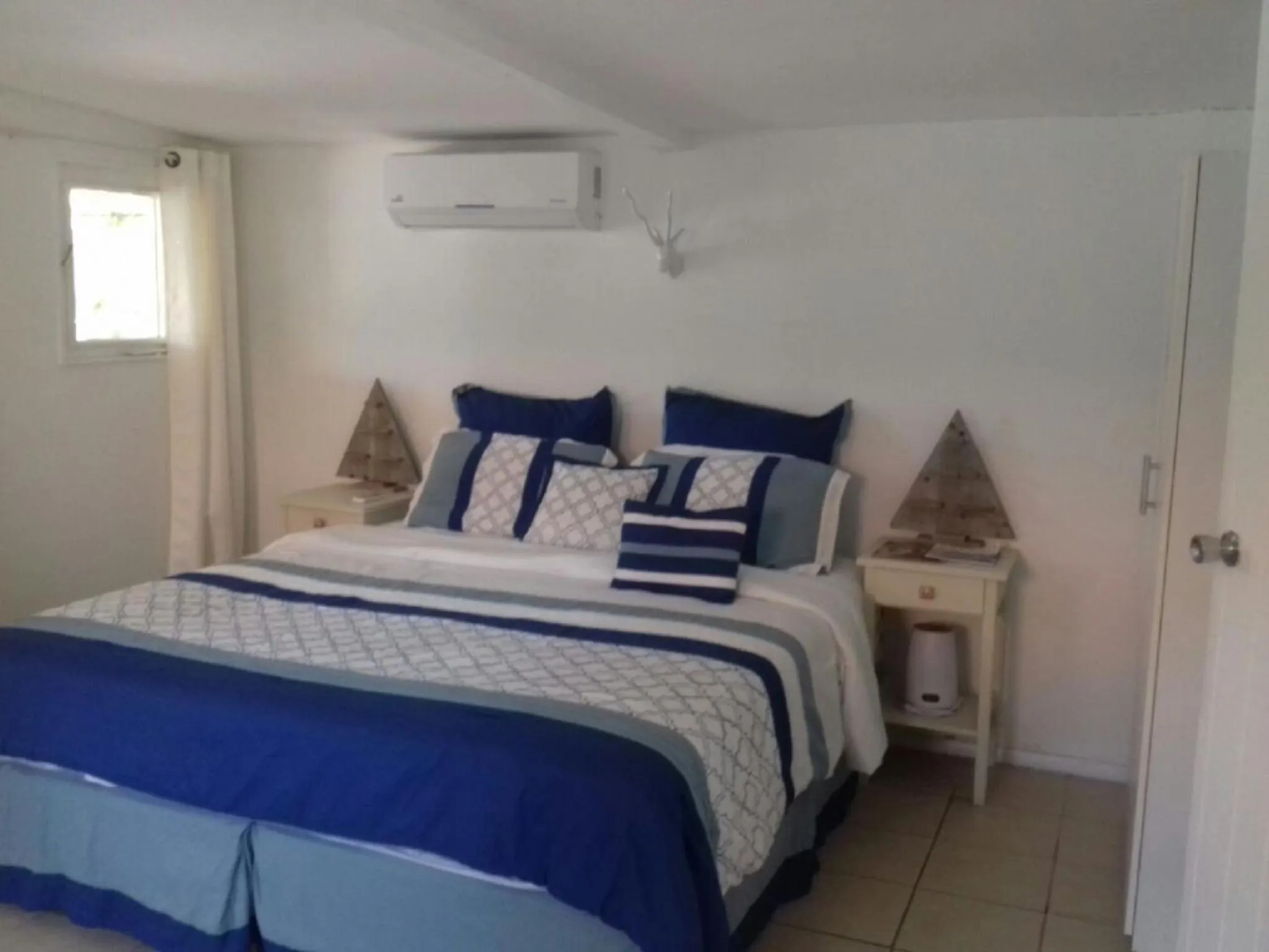 Bed in Palm Trees Apartments