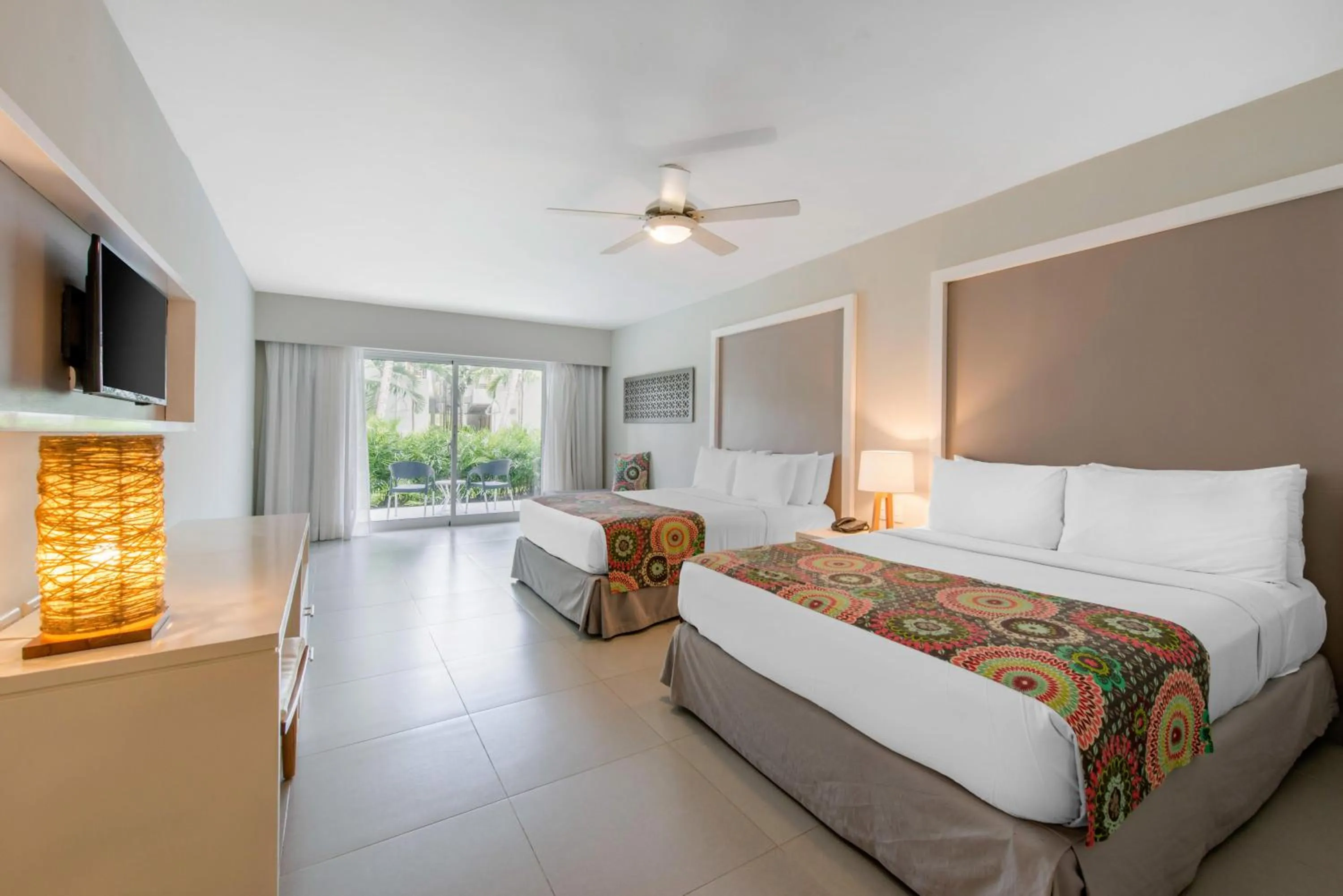 Photo of the whole room, Bed in Emotions by Hodelpa - Juan Dolio