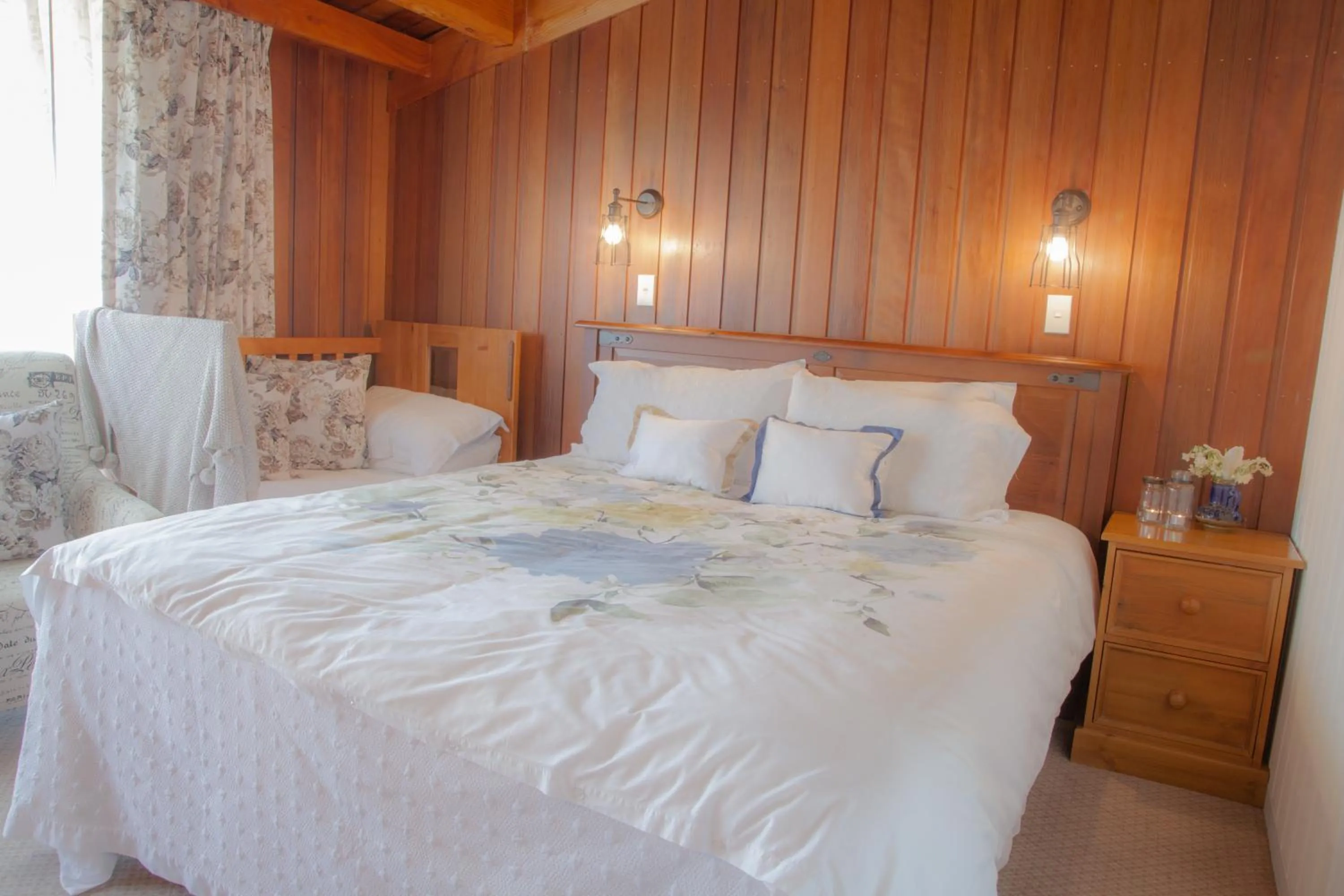 Bedroom, Bed in Okoroire Hot Springs Hotel