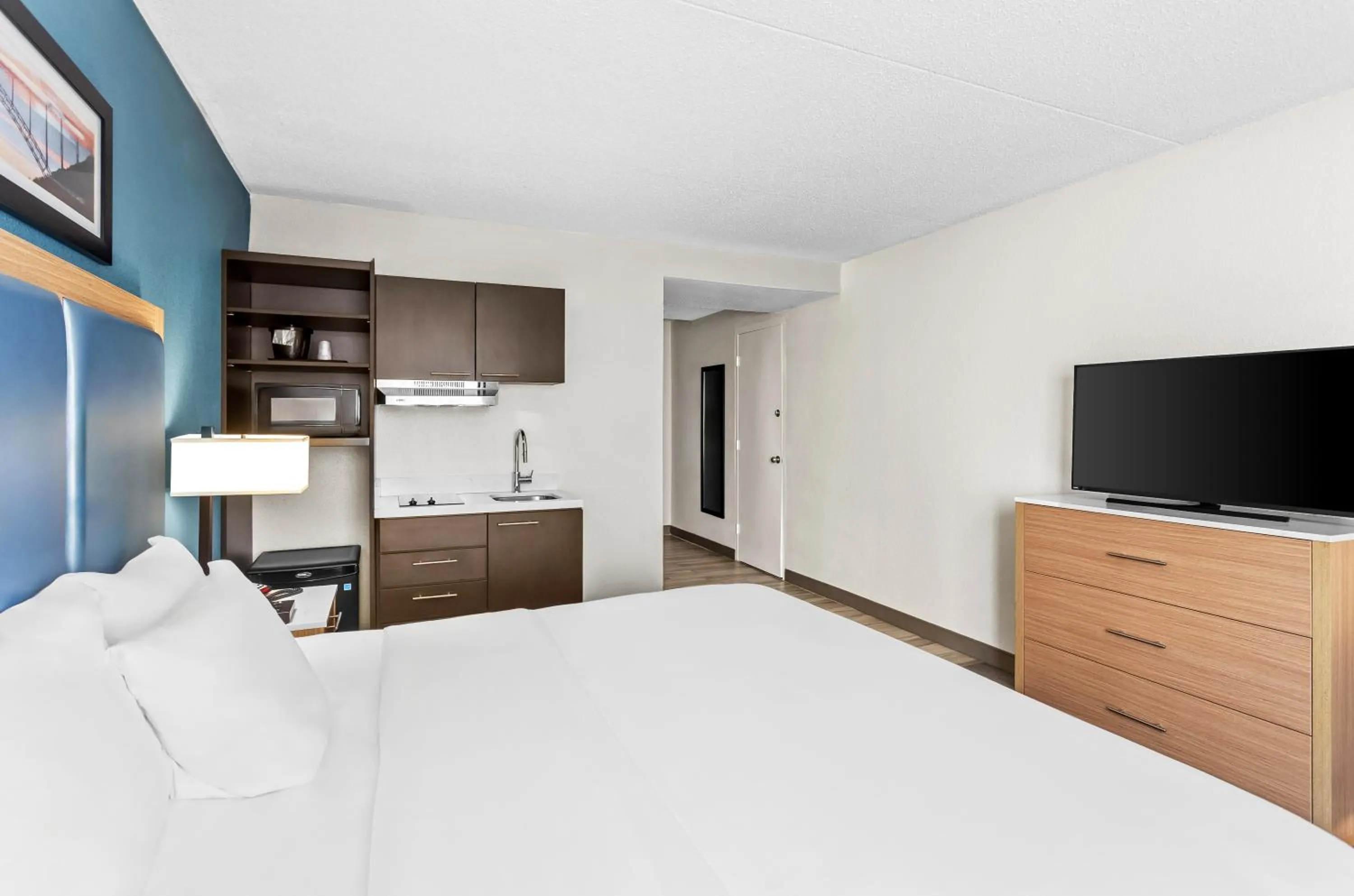 Bed in Suburban Studios Charleston - Civic Center