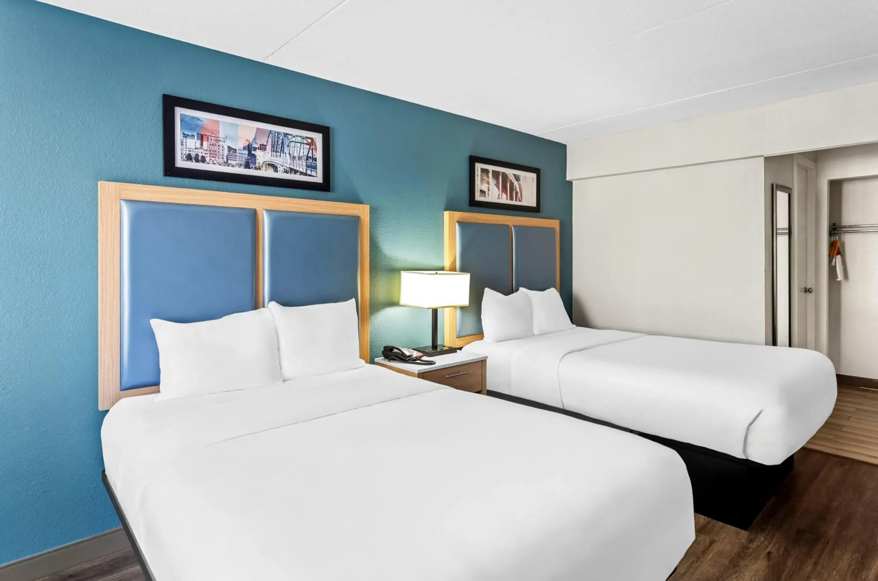 Bed in Suburban Studios Charleston - Civic Center Bed in Suburban Studios Charleston - Civic Center