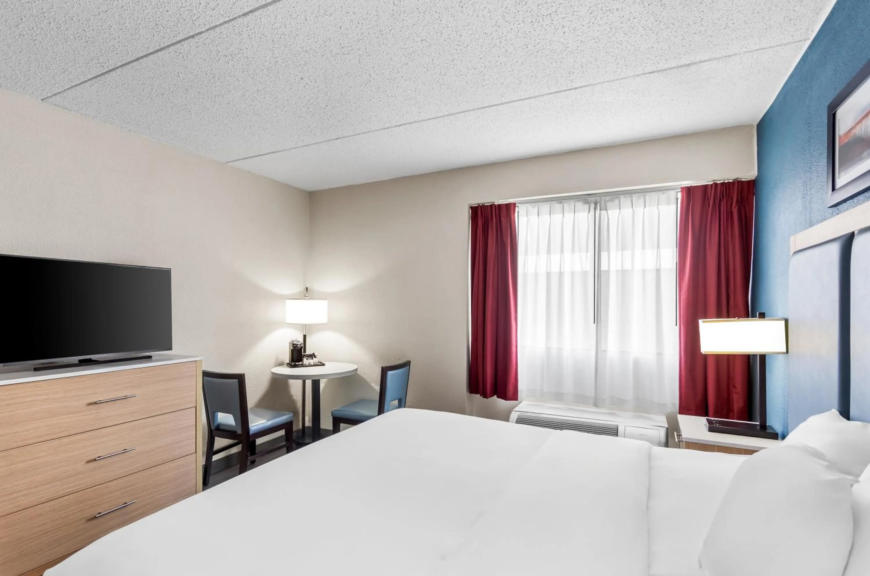 Bed in Suburban Studios Charleston - Civic Center