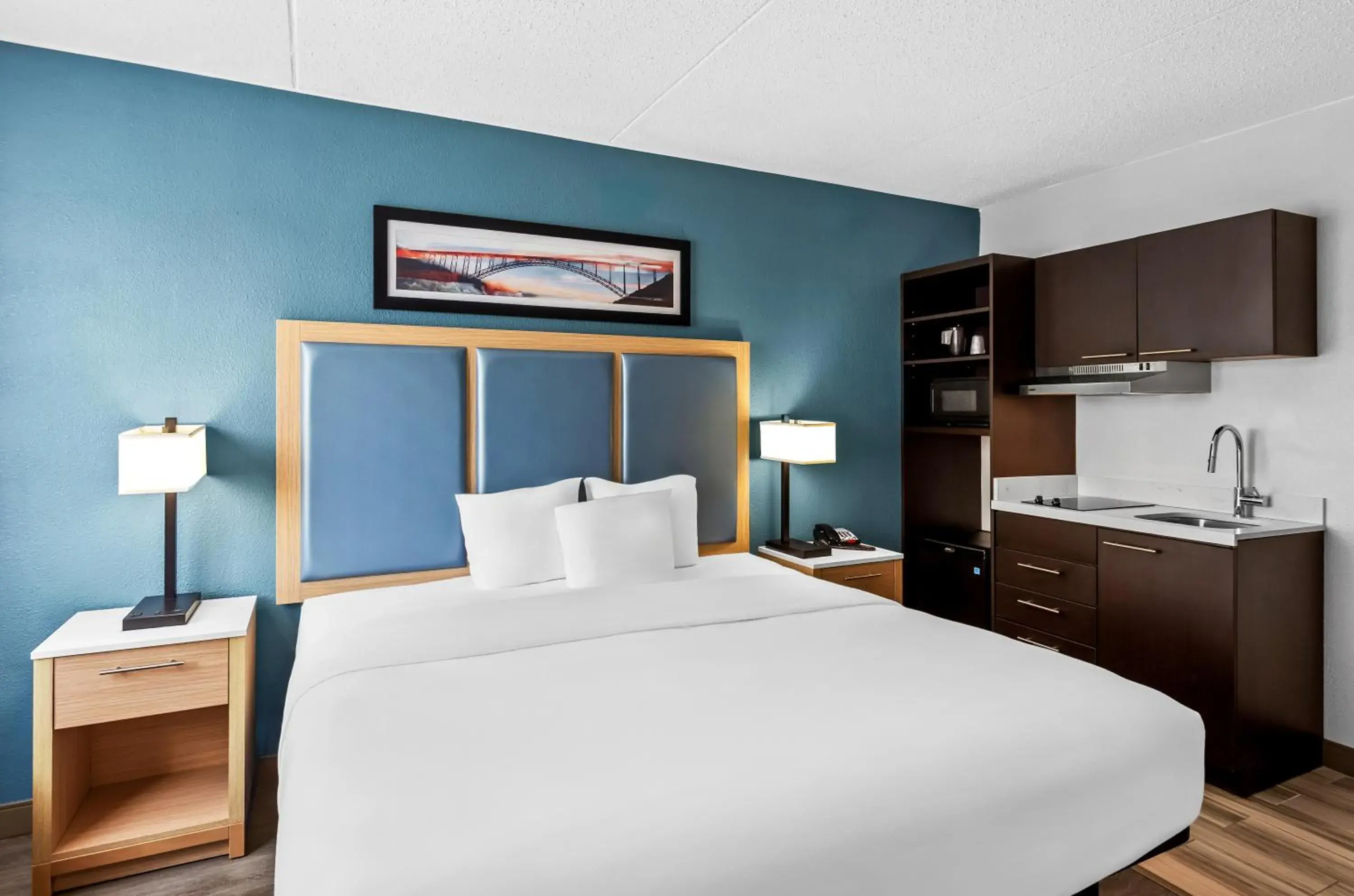 Bed in Suburban Studios Charleston - Civic Center Bed in Suburban Studios Charleston - Civic Center