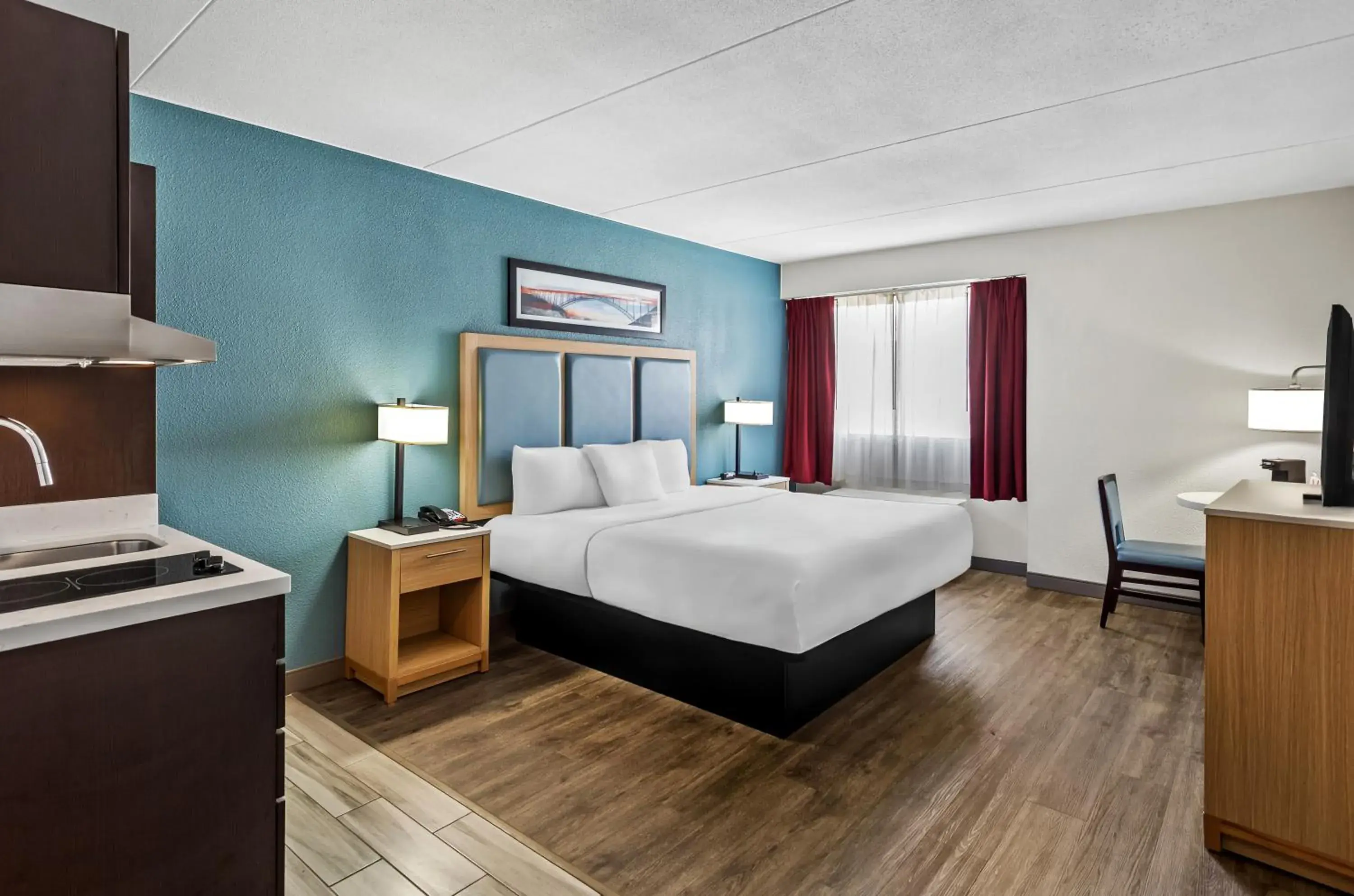 Bed in Suburban Studios Charleston - Civic Center Bed in Suburban Studios Charleston - Civic Center