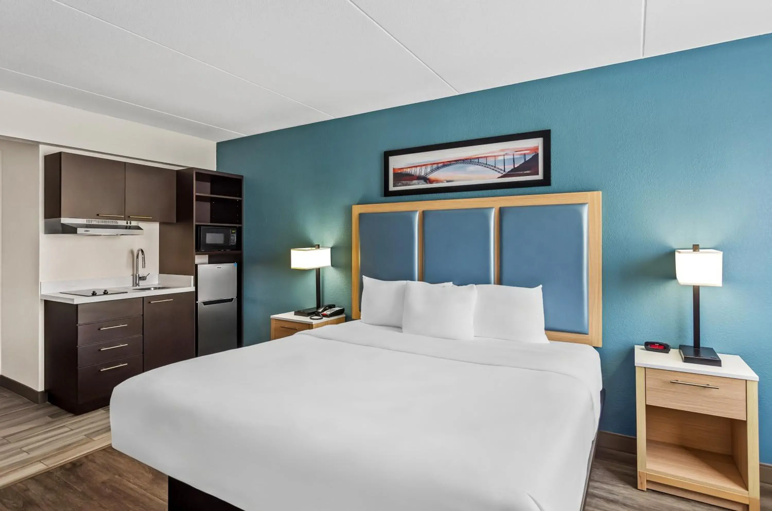 Bed in Suburban Studios Charleston - Civic Center Bed in Suburban Studios Charleston - Civic Center