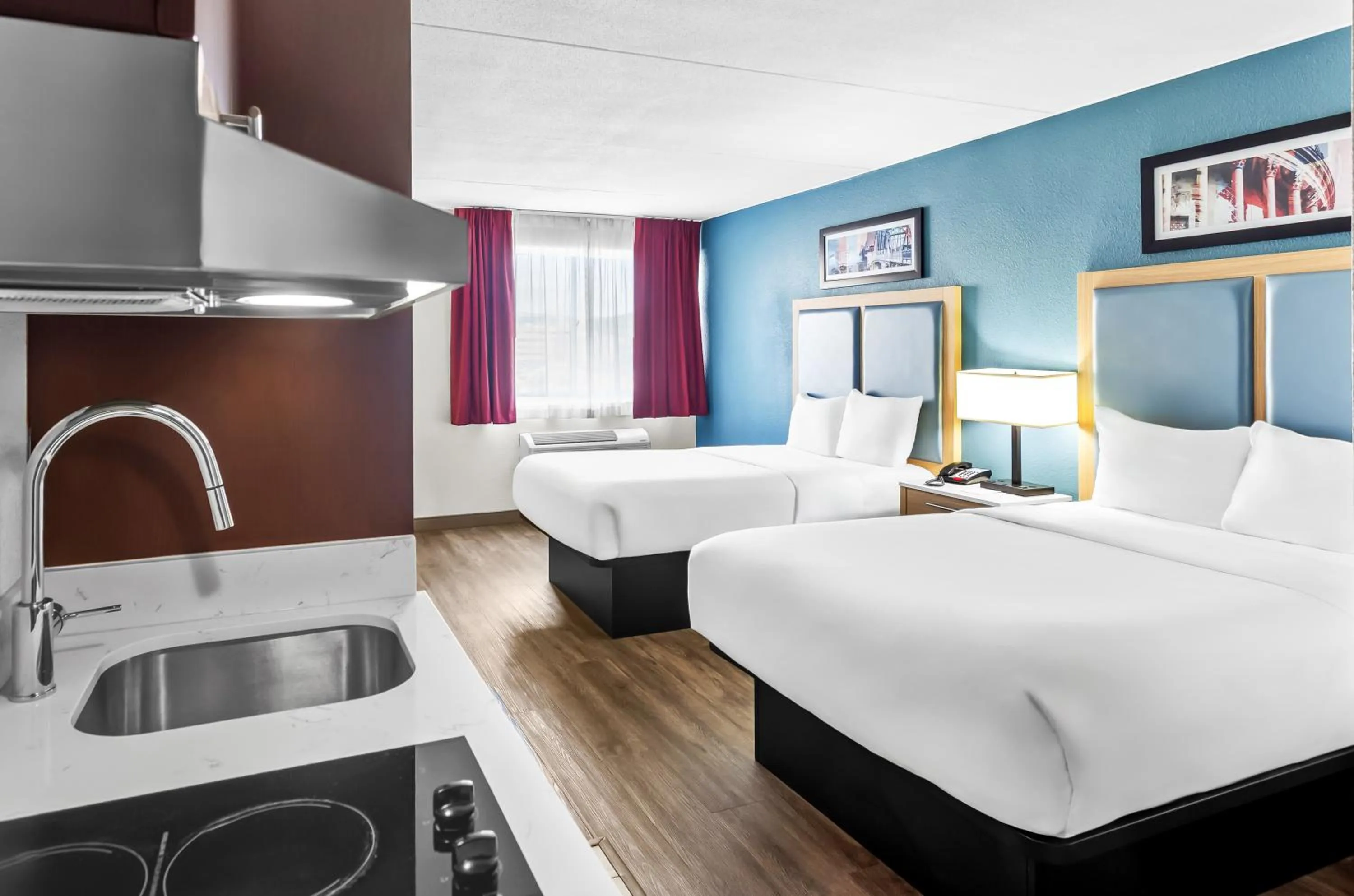 Bed in Suburban Studios Charleston - Civic Center