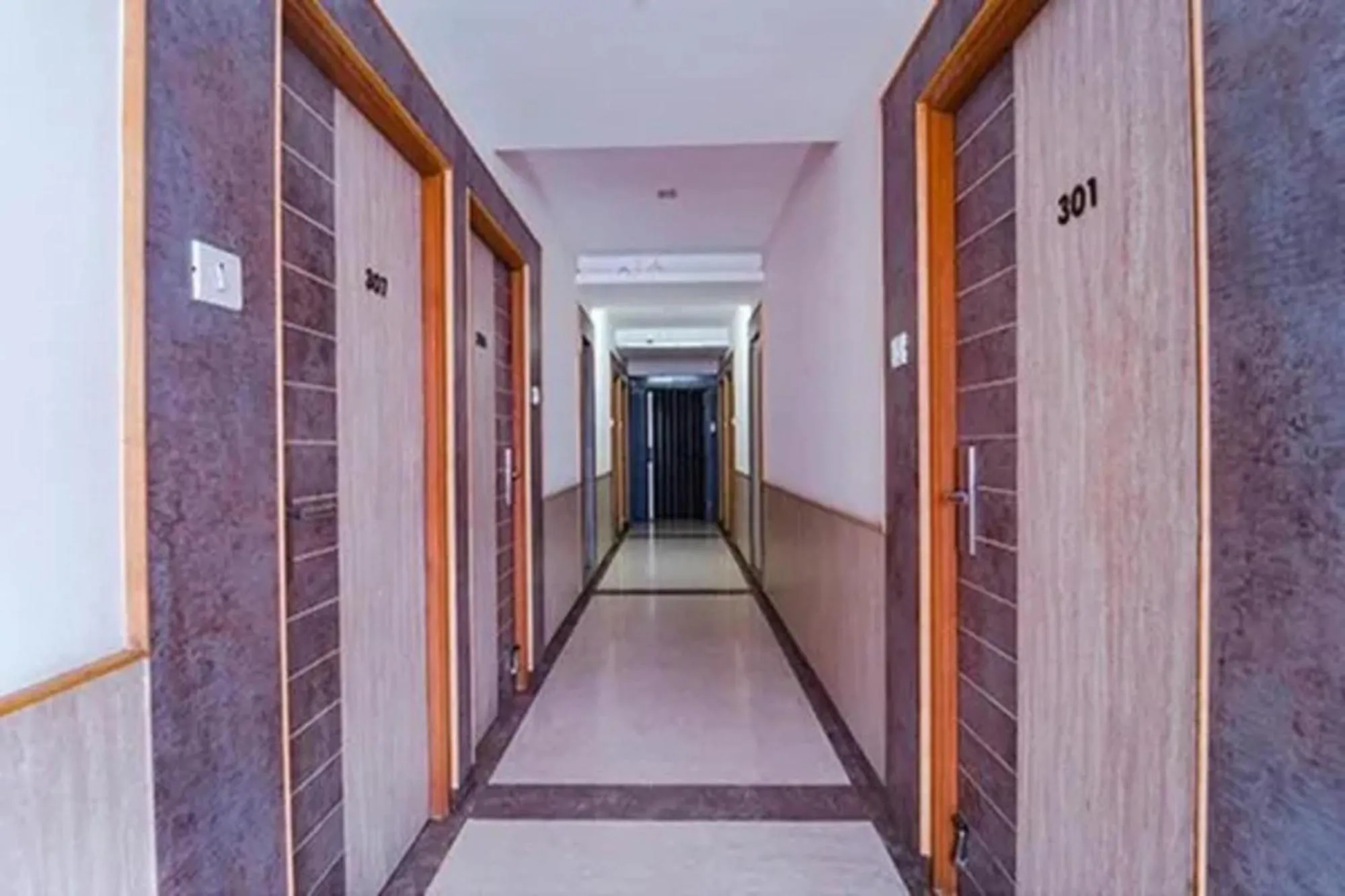 Lobby or reception in FabHotel Grand Gunas