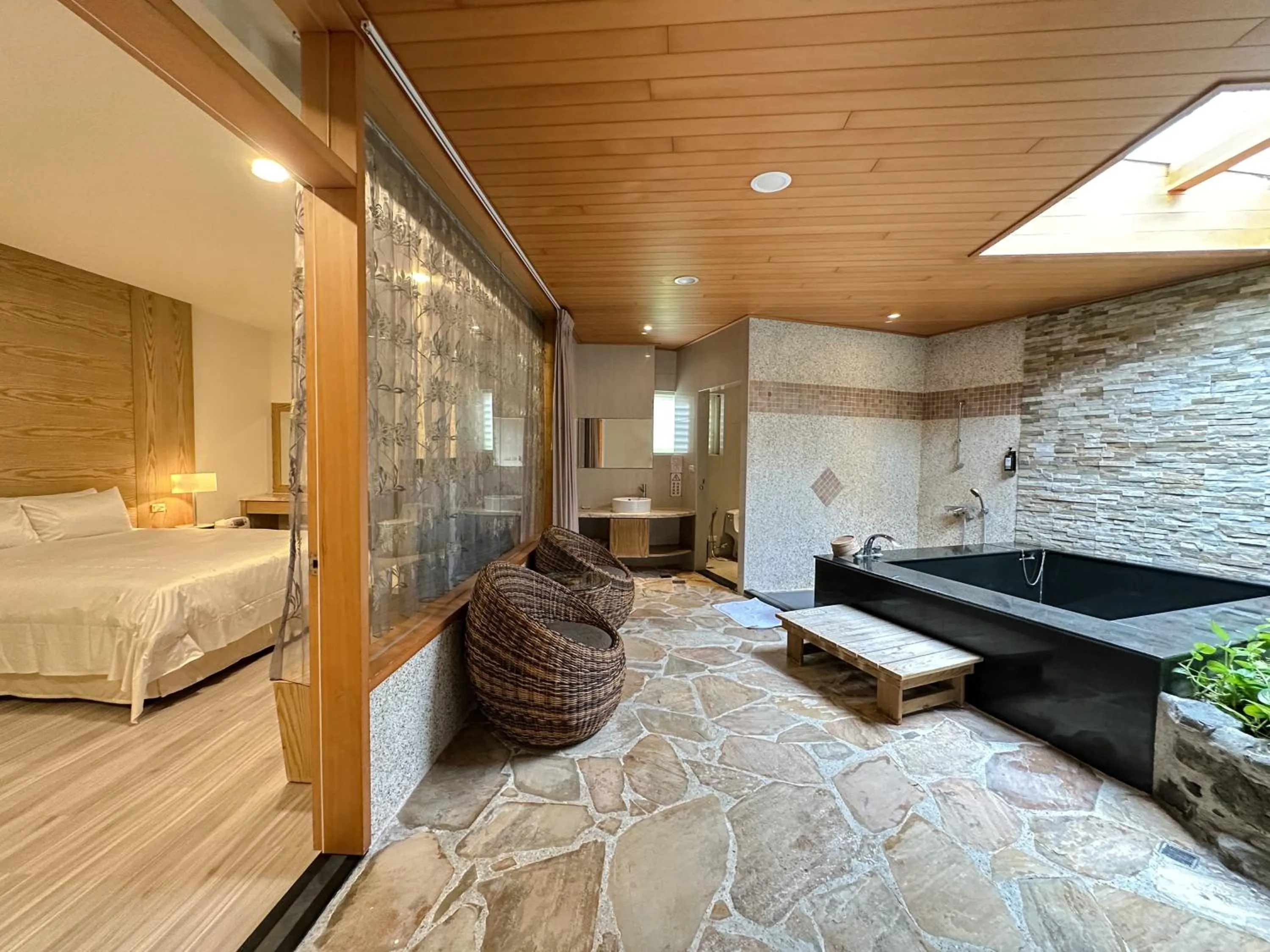 Photo of the whole room, Bed in Yage Hotspring House