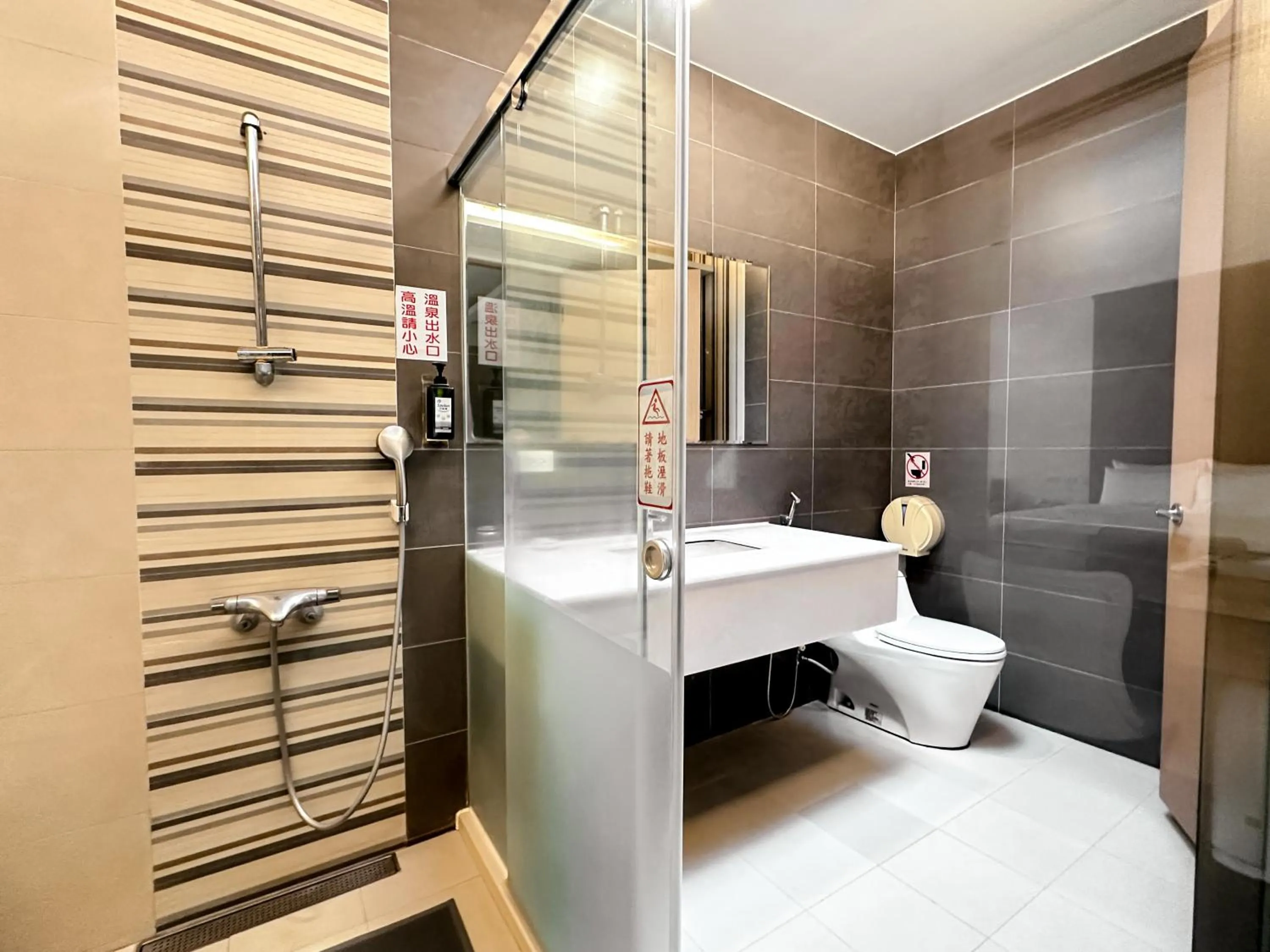 Shower in Yage Hotspring House