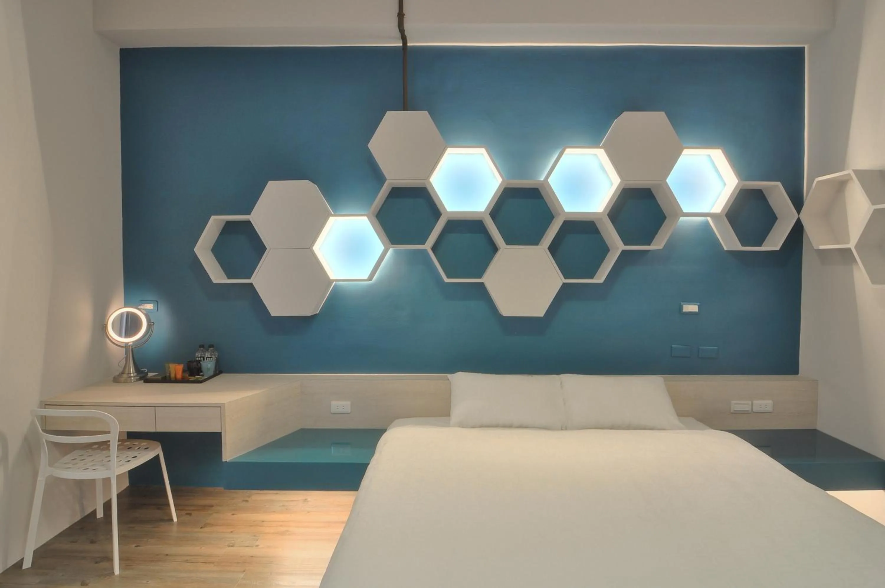 Photo of the whole room, Bed in Art Zone