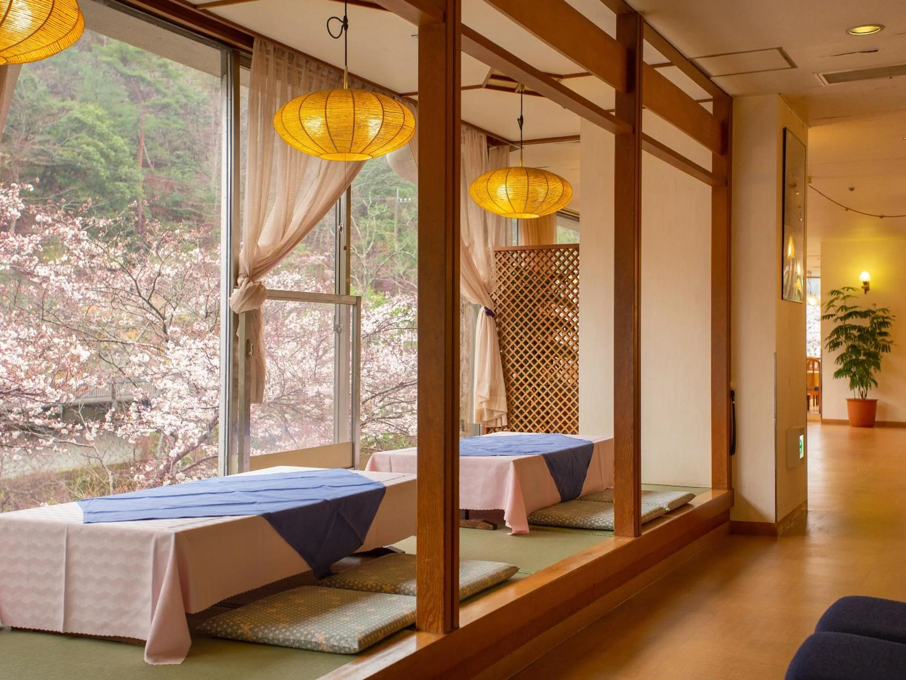 Restaurant/places to eat, Bed in Shin Kabakawa Kanko Hotel