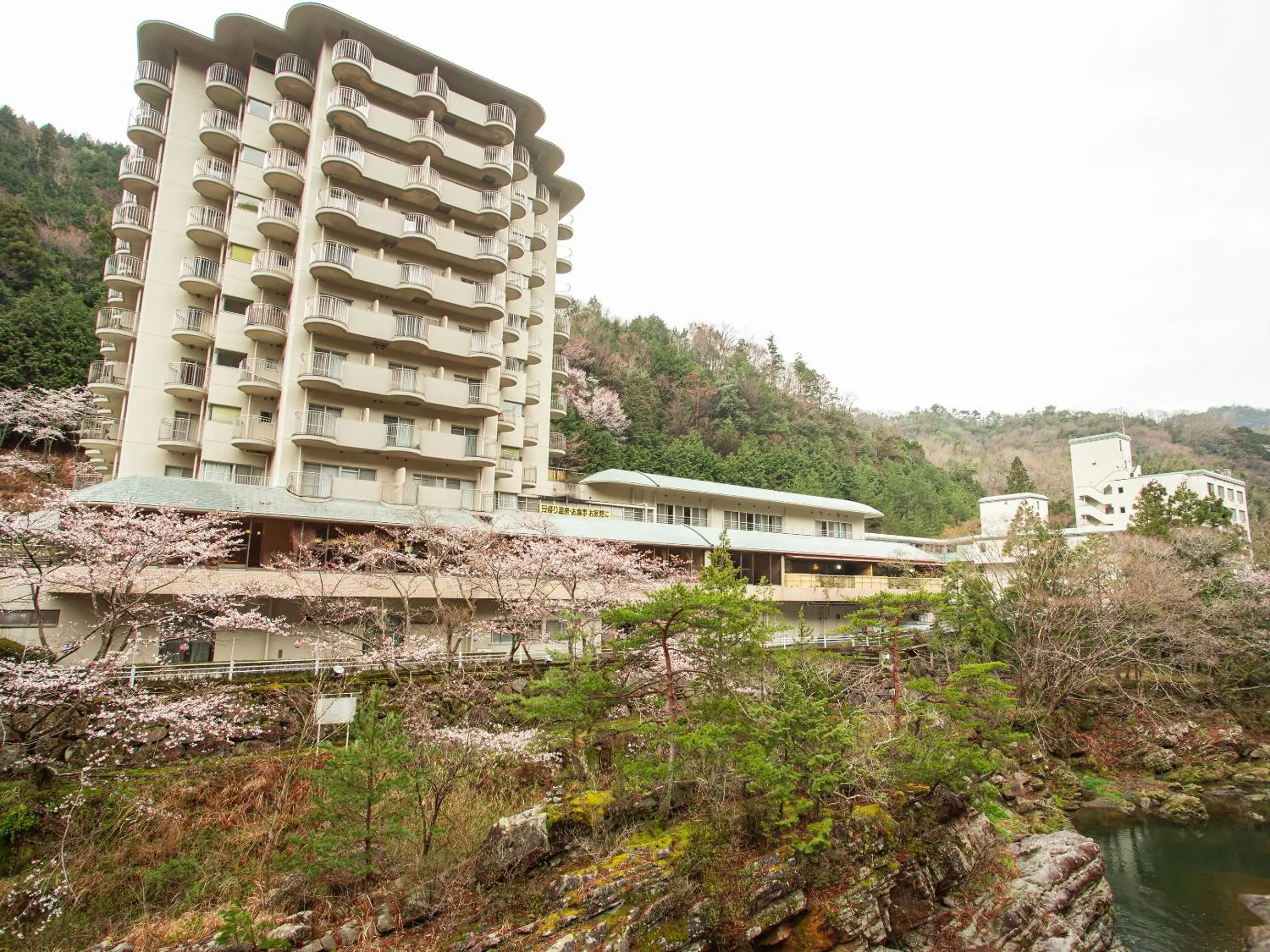 Property building in Shin Kabakawa Kanko Hotel Property building in Shin Kabakawa Kanko Hotel