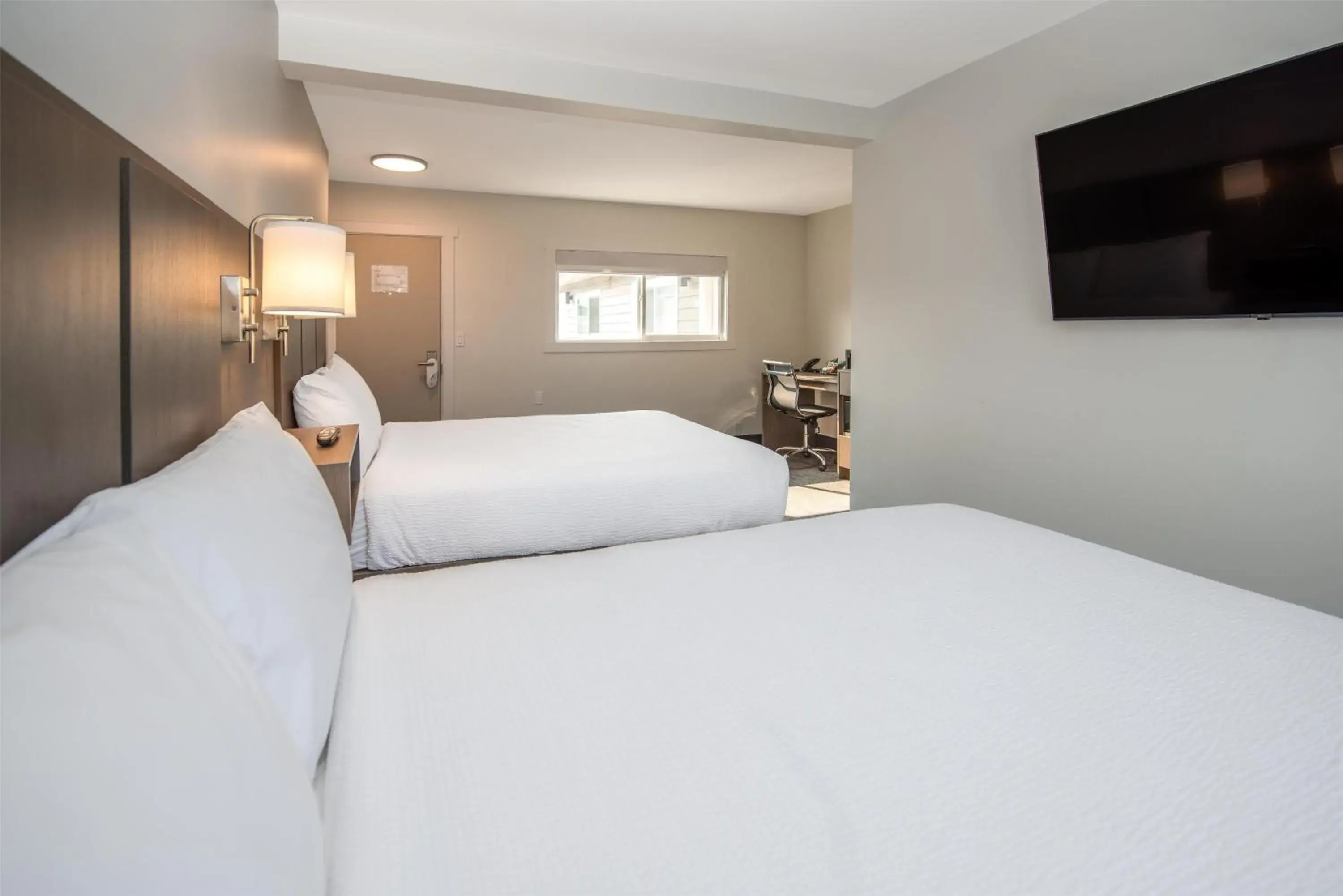 Standard Queen Room in Coast Penticton Hotel Standard Queen Room in Coast Penticton Hotel