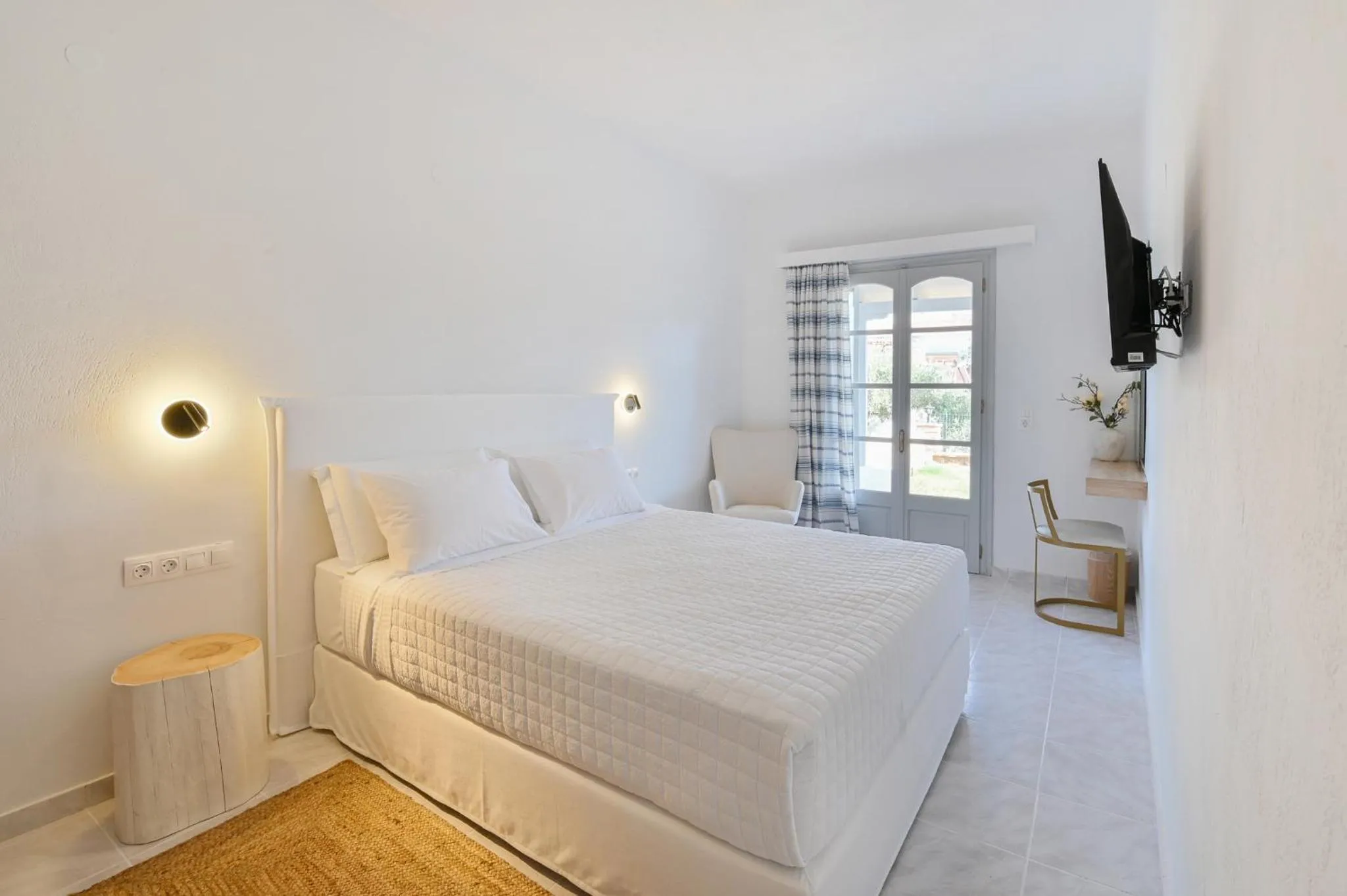 Photo of the whole room, Bed in The Well Lichnos
