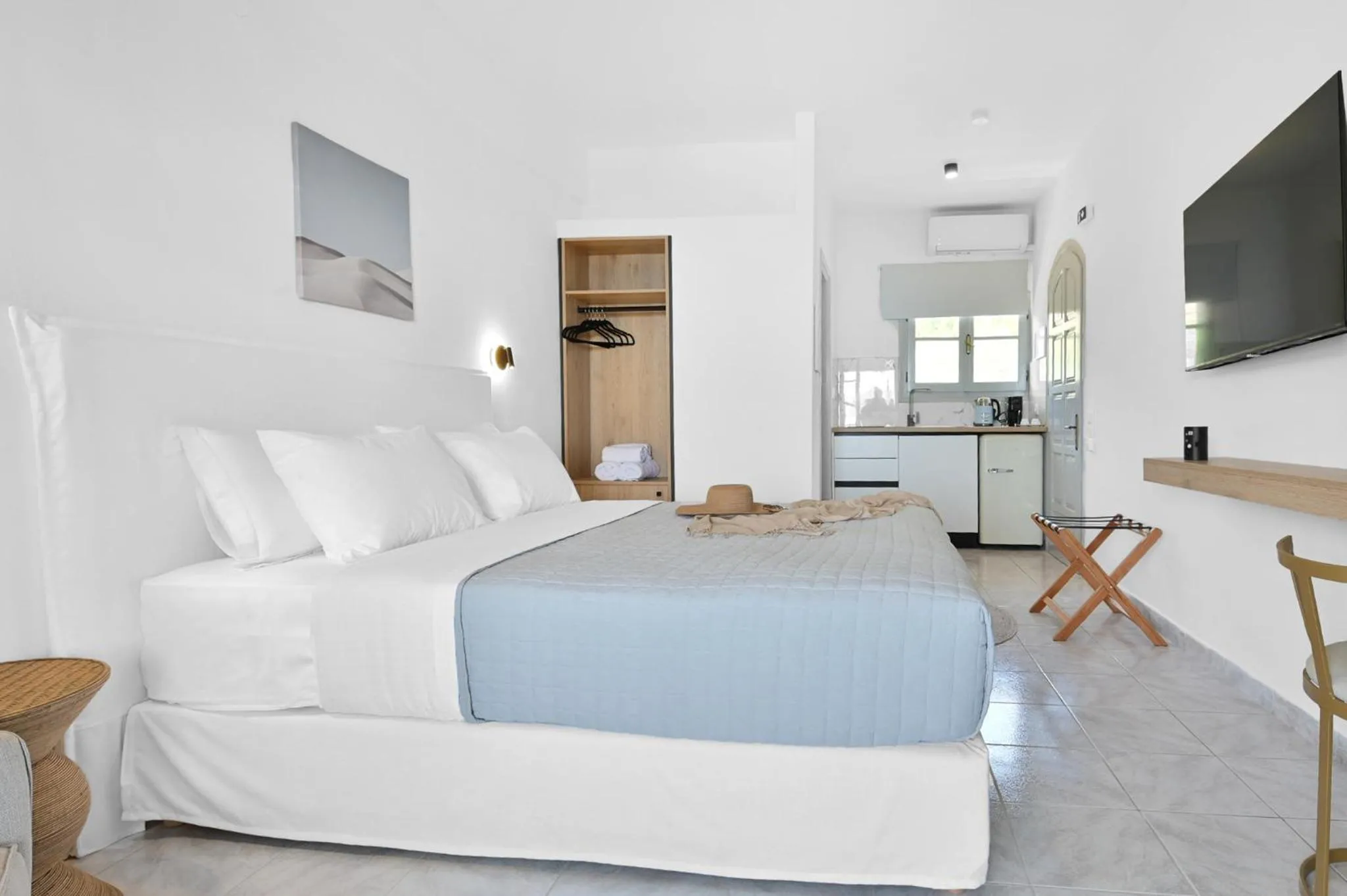 Photo of the whole room, Bed in The Well Lichnos