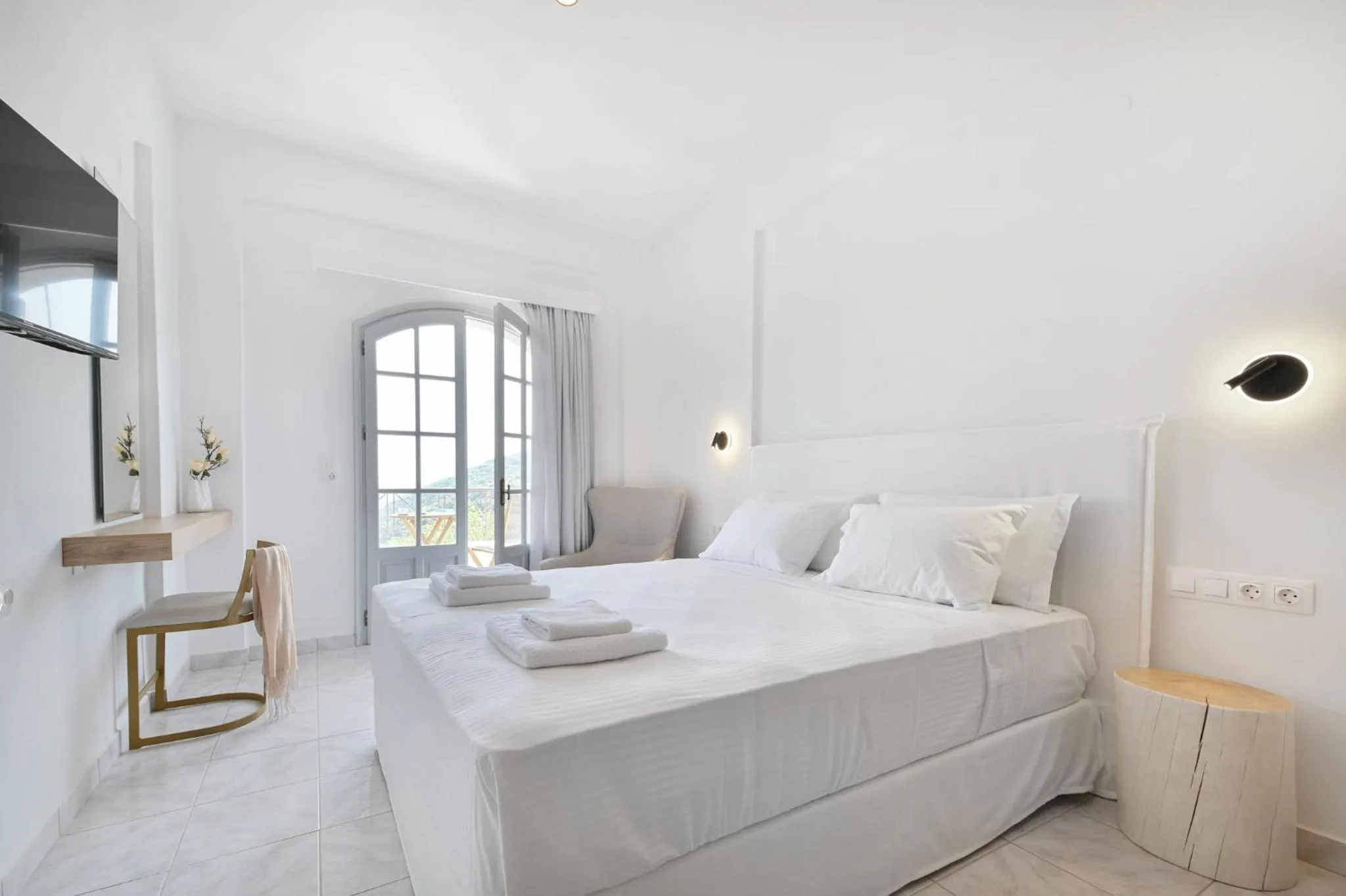 Photo of the whole room, Bed in The Well Lichnos
