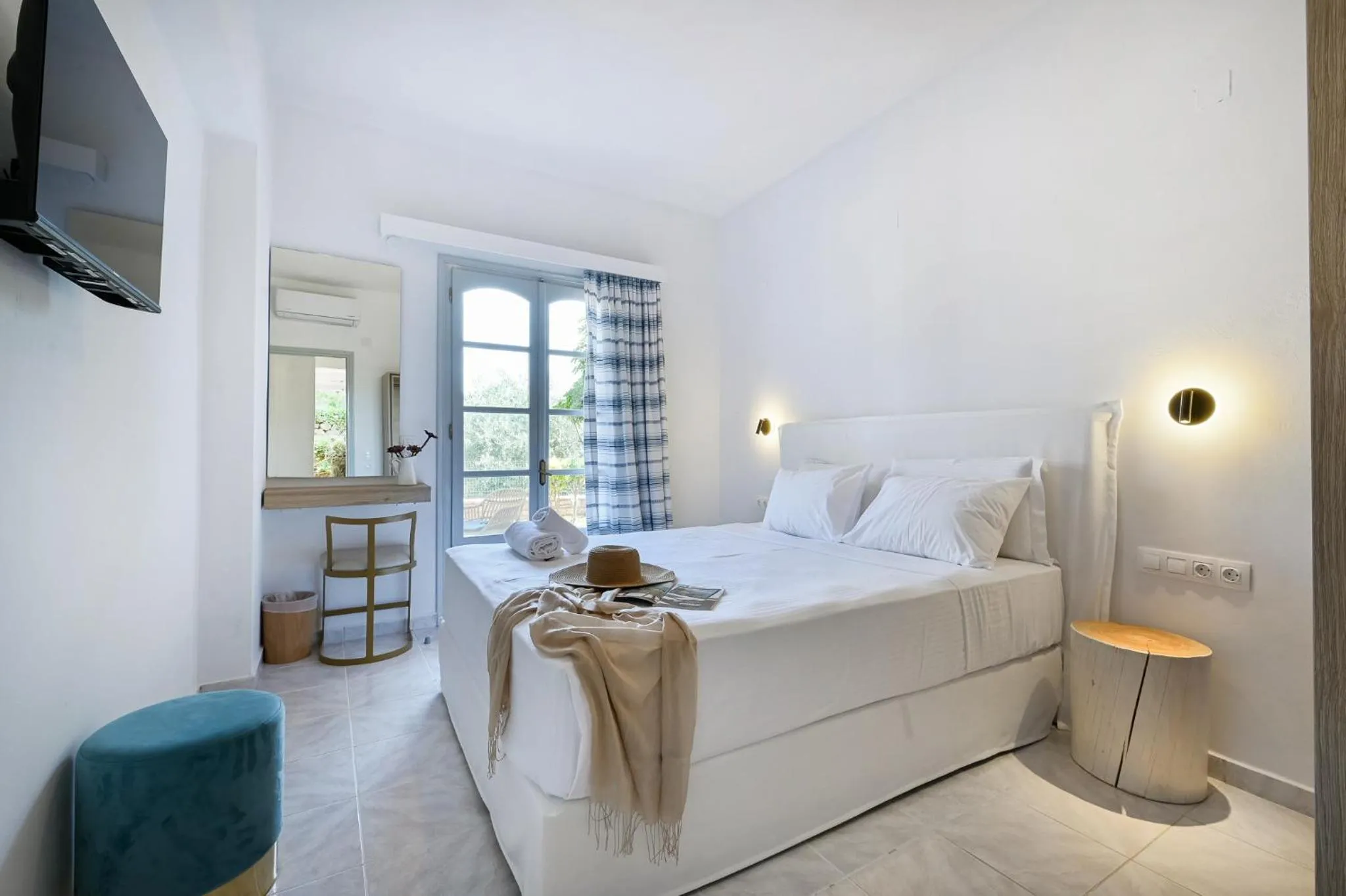 Photo of the whole room, Bed in The Well Lichnos