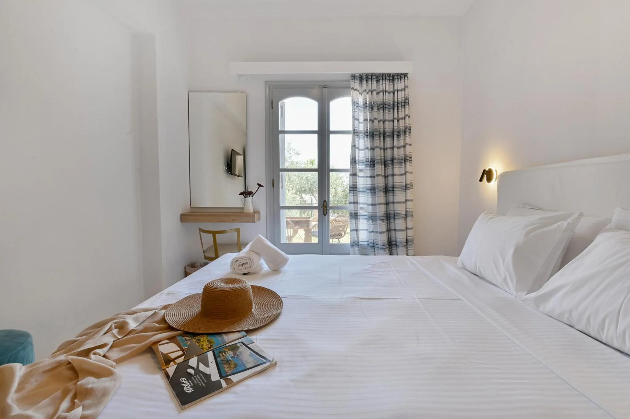 Photo of the whole room, Bed in The Well Lichnos