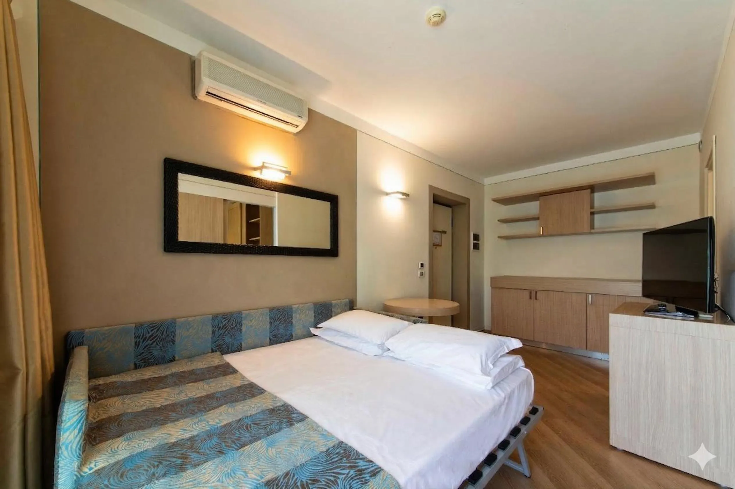 TV and multimedia, Bed in Lake Garda Resort