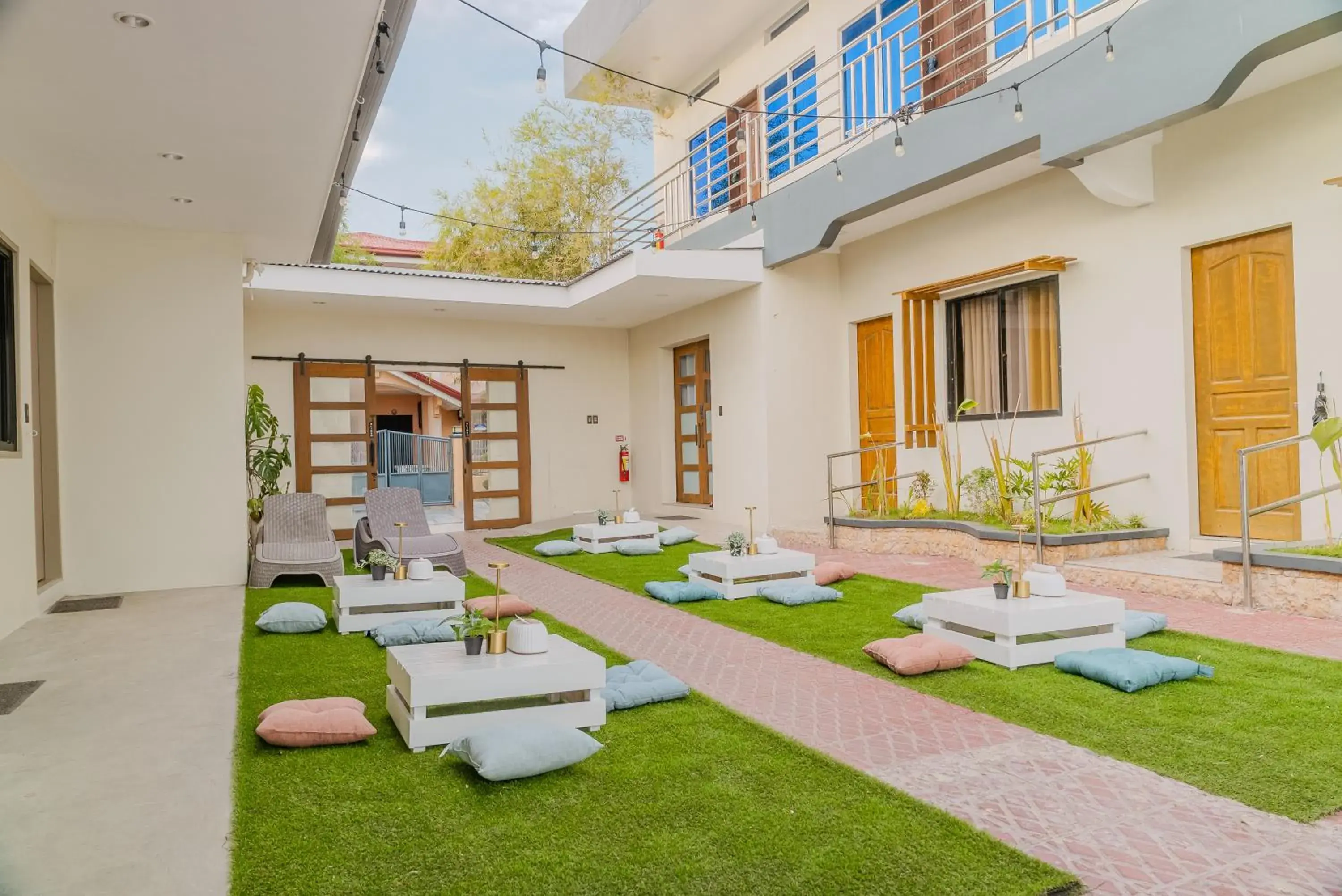 Inner courtyard view in GT Seaside Inn Inner courtyard view in GT Seaside Inn