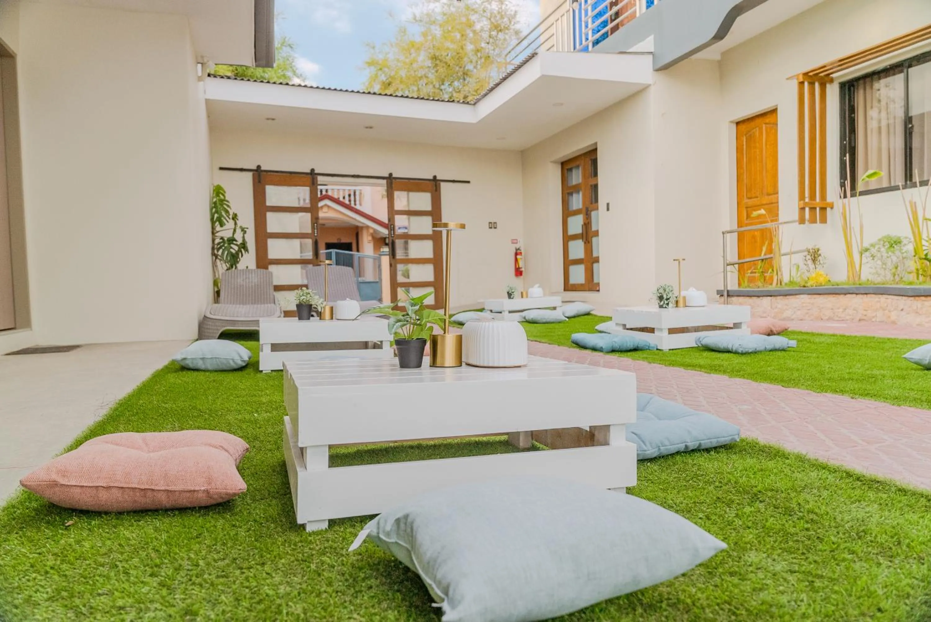 Inner courtyard view in GT Seaside Inn