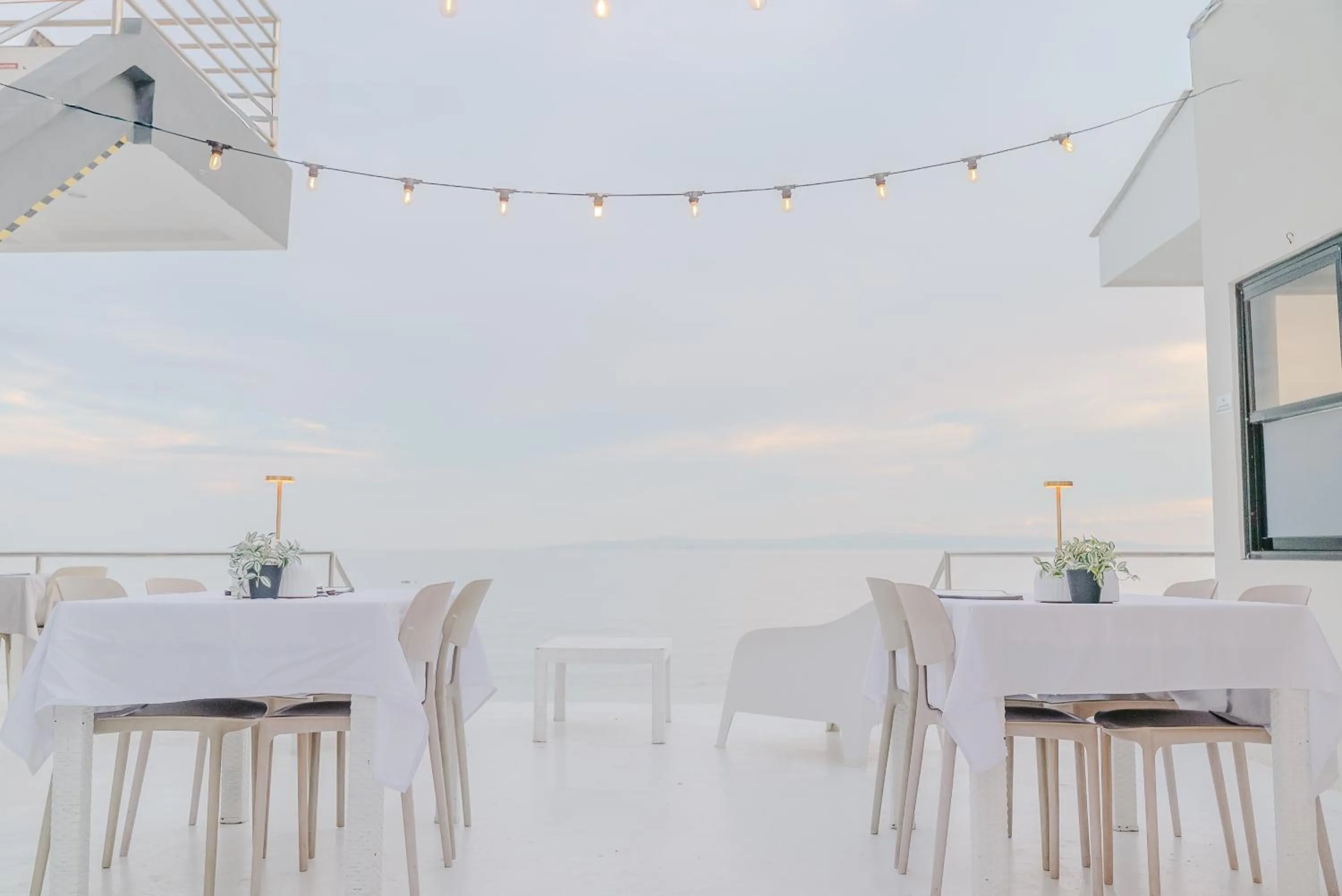 Restaurant/places to eat in GT Seaside Inn