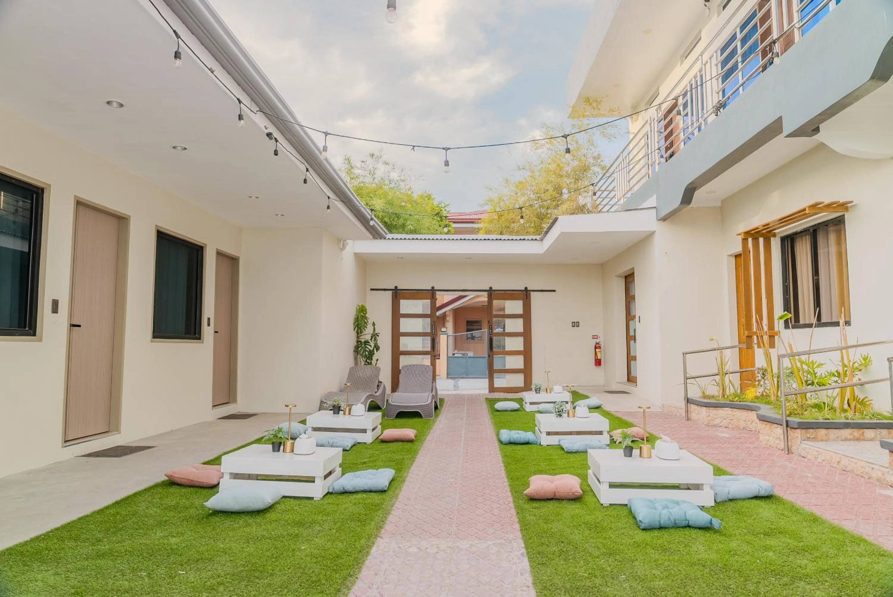 Inner courtyard view in GT Seaside Inn