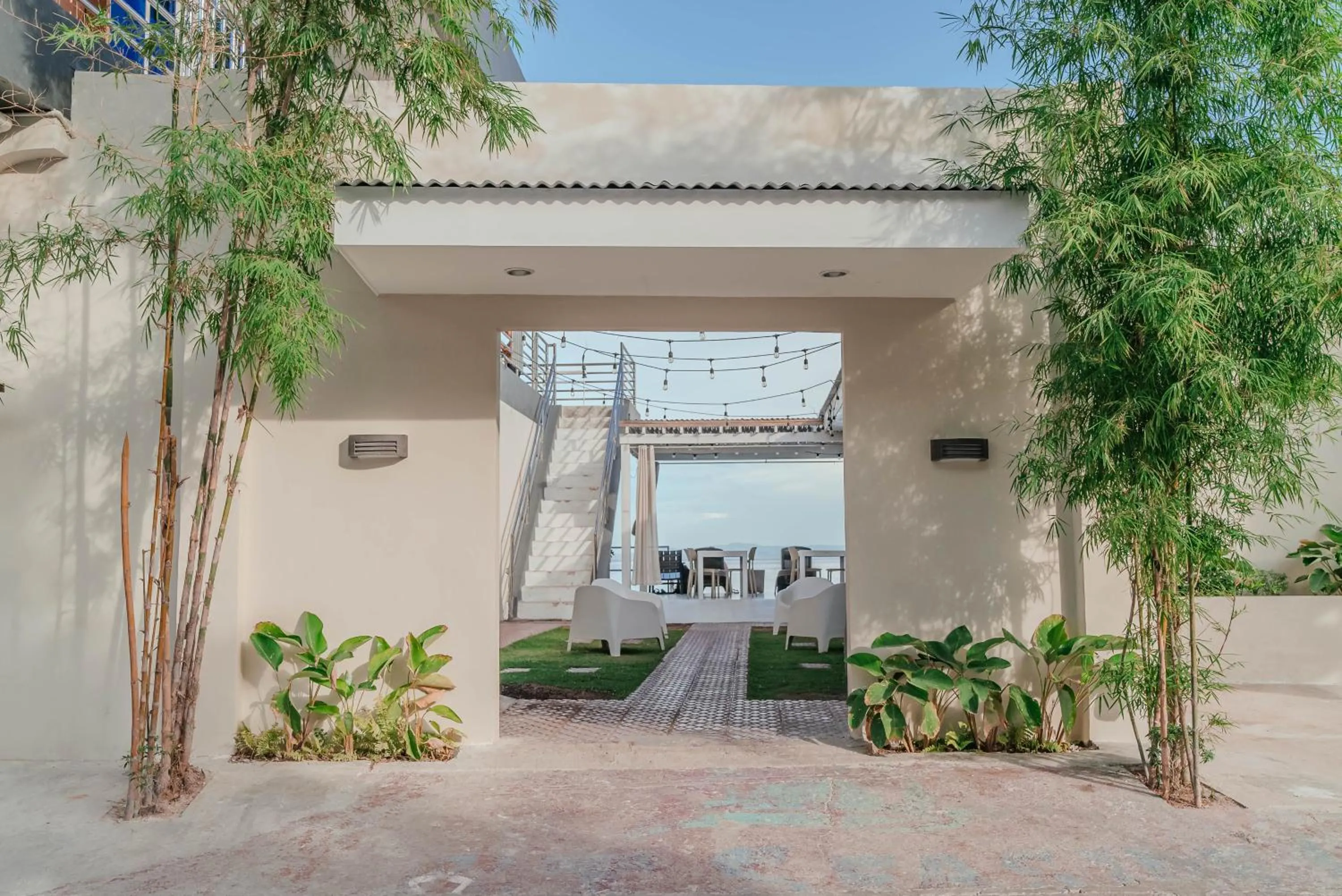 Facade/entrance in GT Seaside Inn