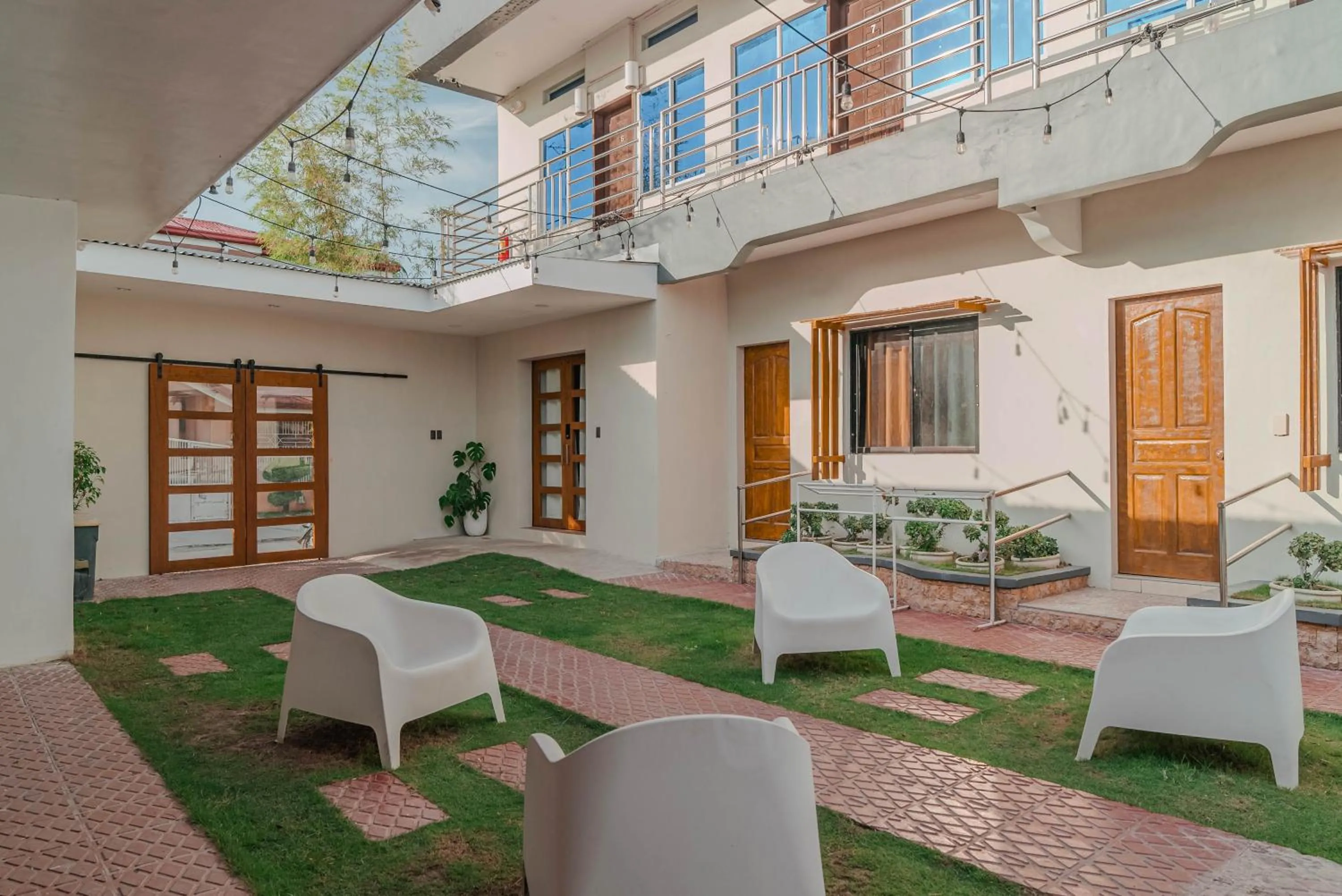 Inner courtyard view in GT Seaside Inn