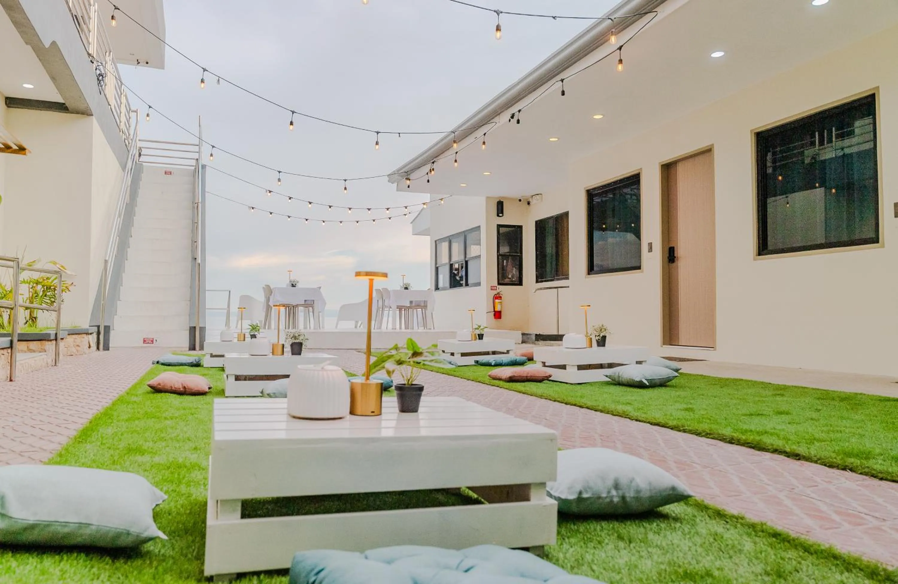 Inner courtyard view in GT Seaside Inn