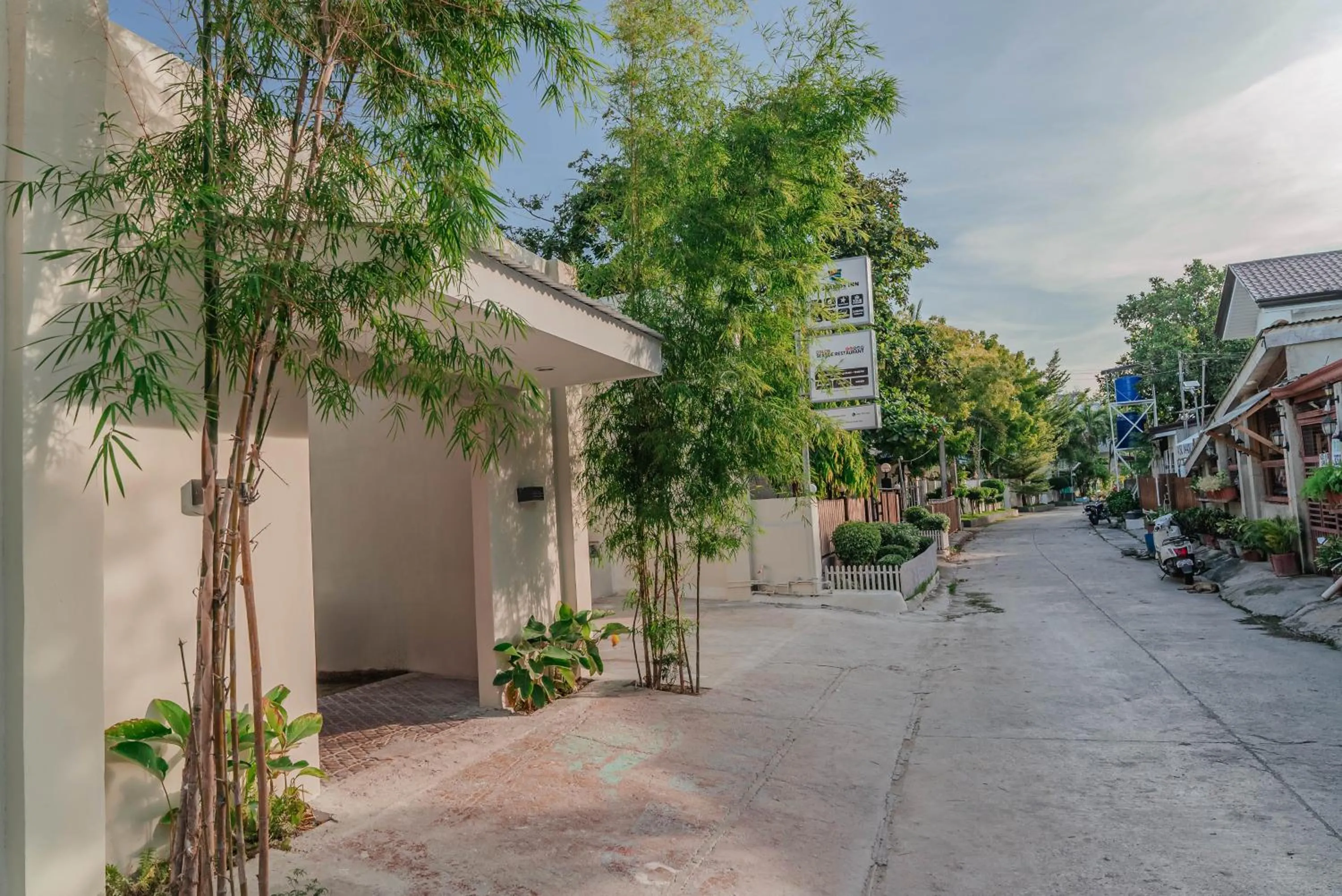 Facade/entrance in GT Seaside Inn