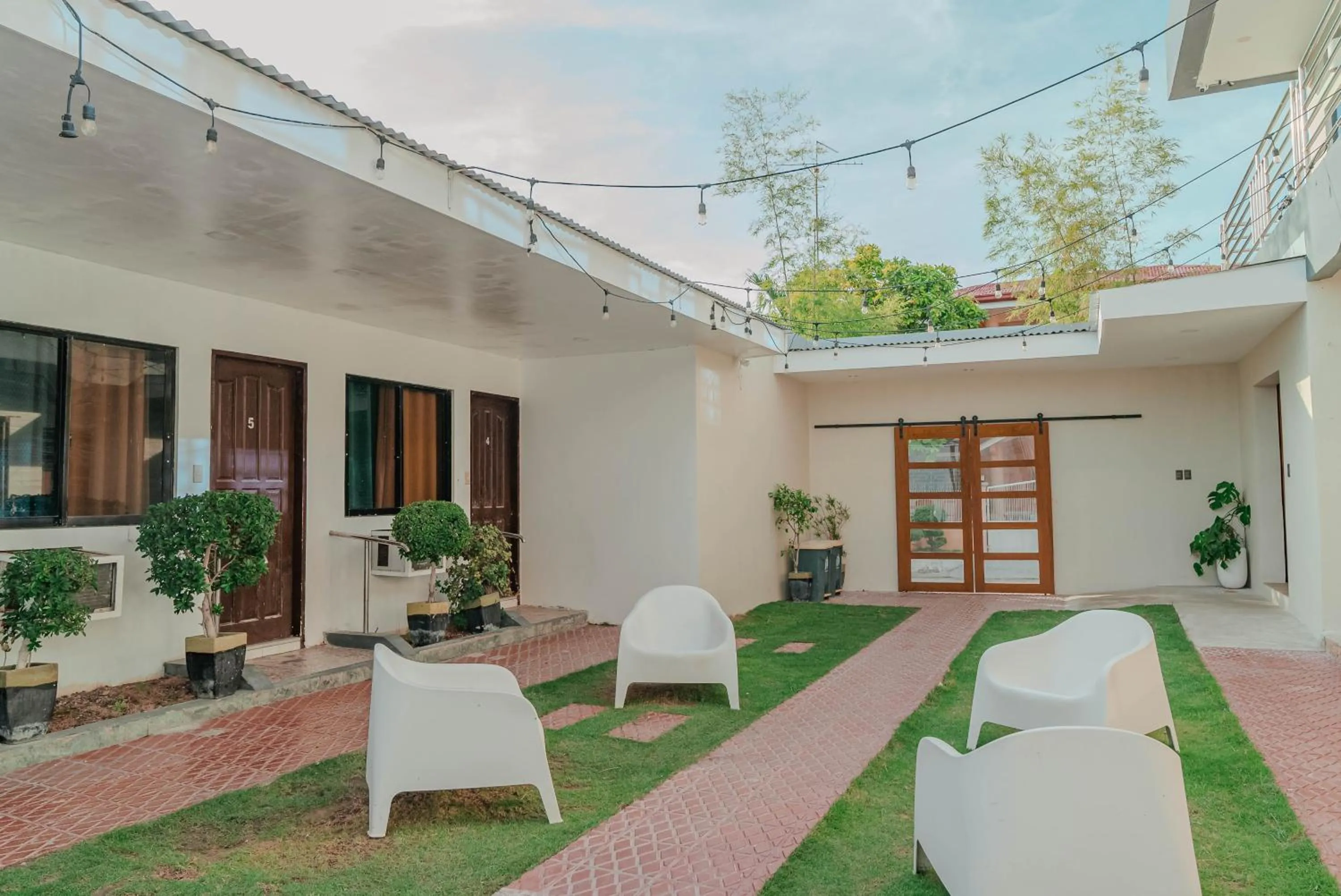 Inner courtyard view in GT Seaside Inn