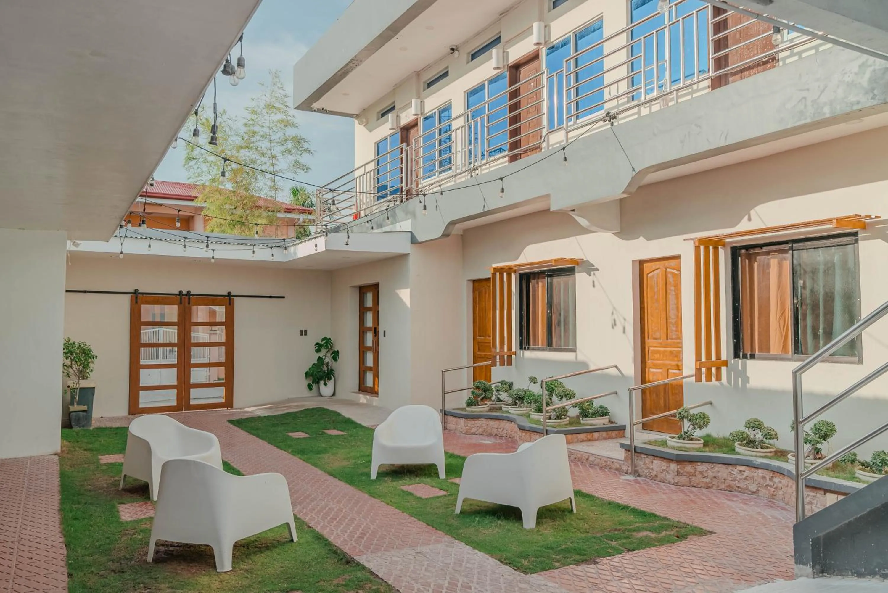 Inner courtyard view in GT Seaside Inn