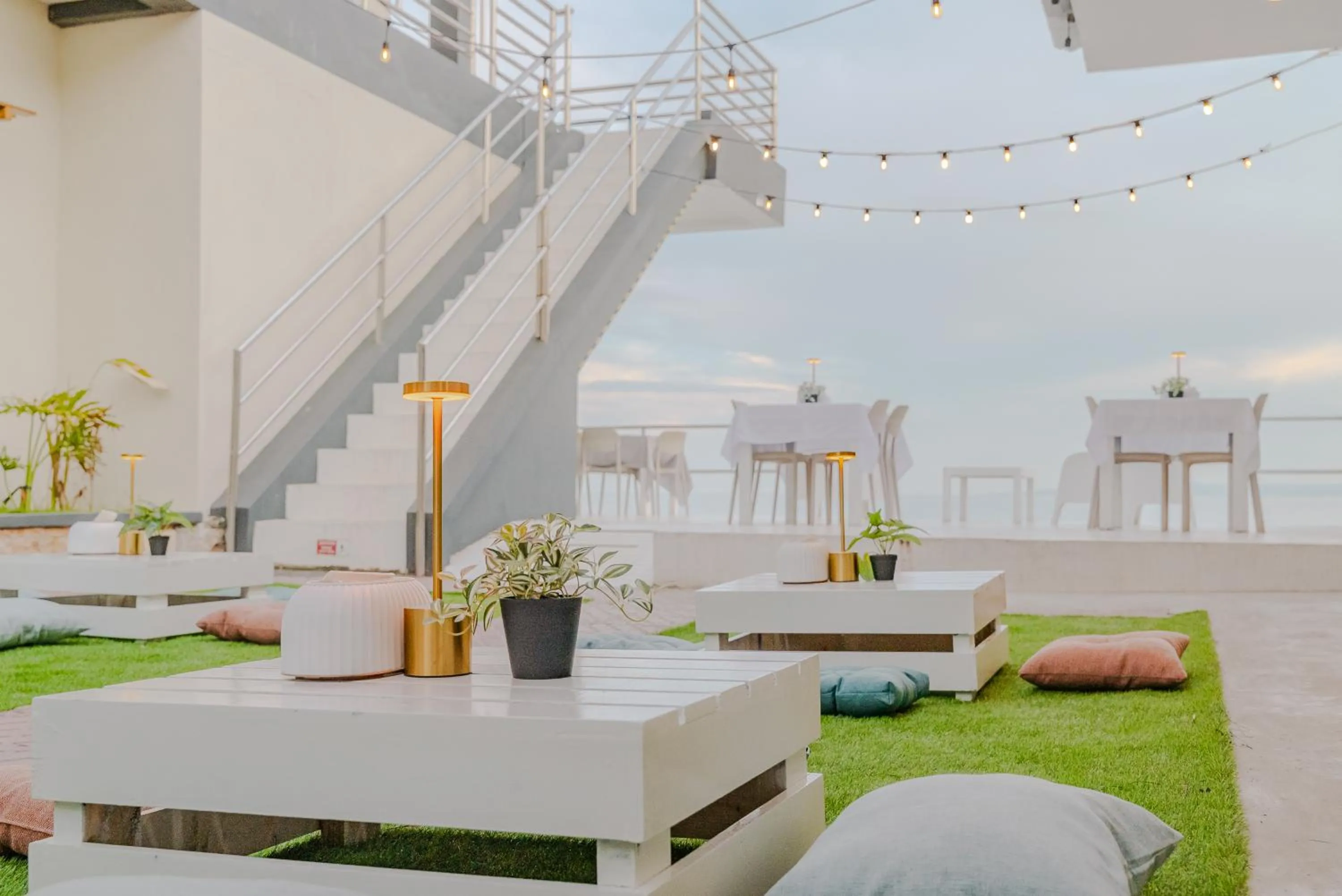 Inner courtyard view in GT Seaside Inn