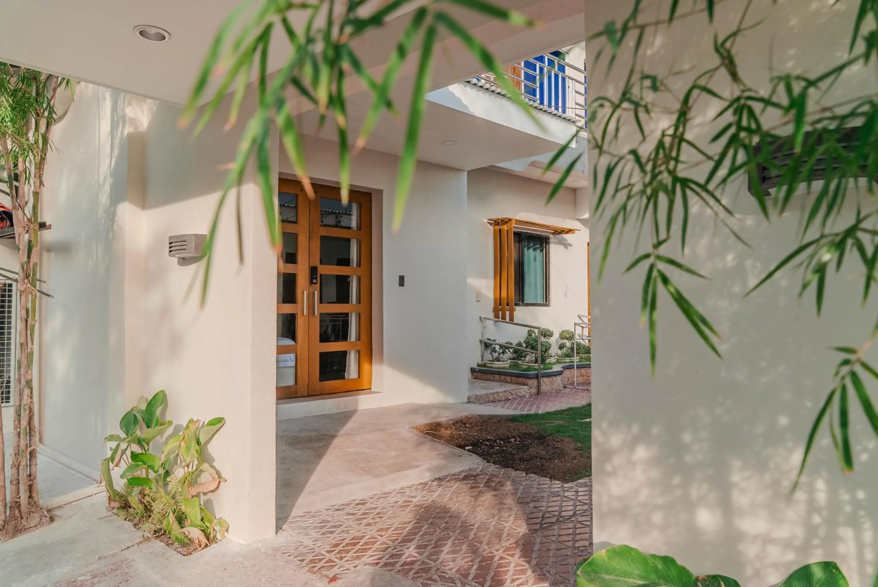 Facade/entrance in GT Seaside Inn