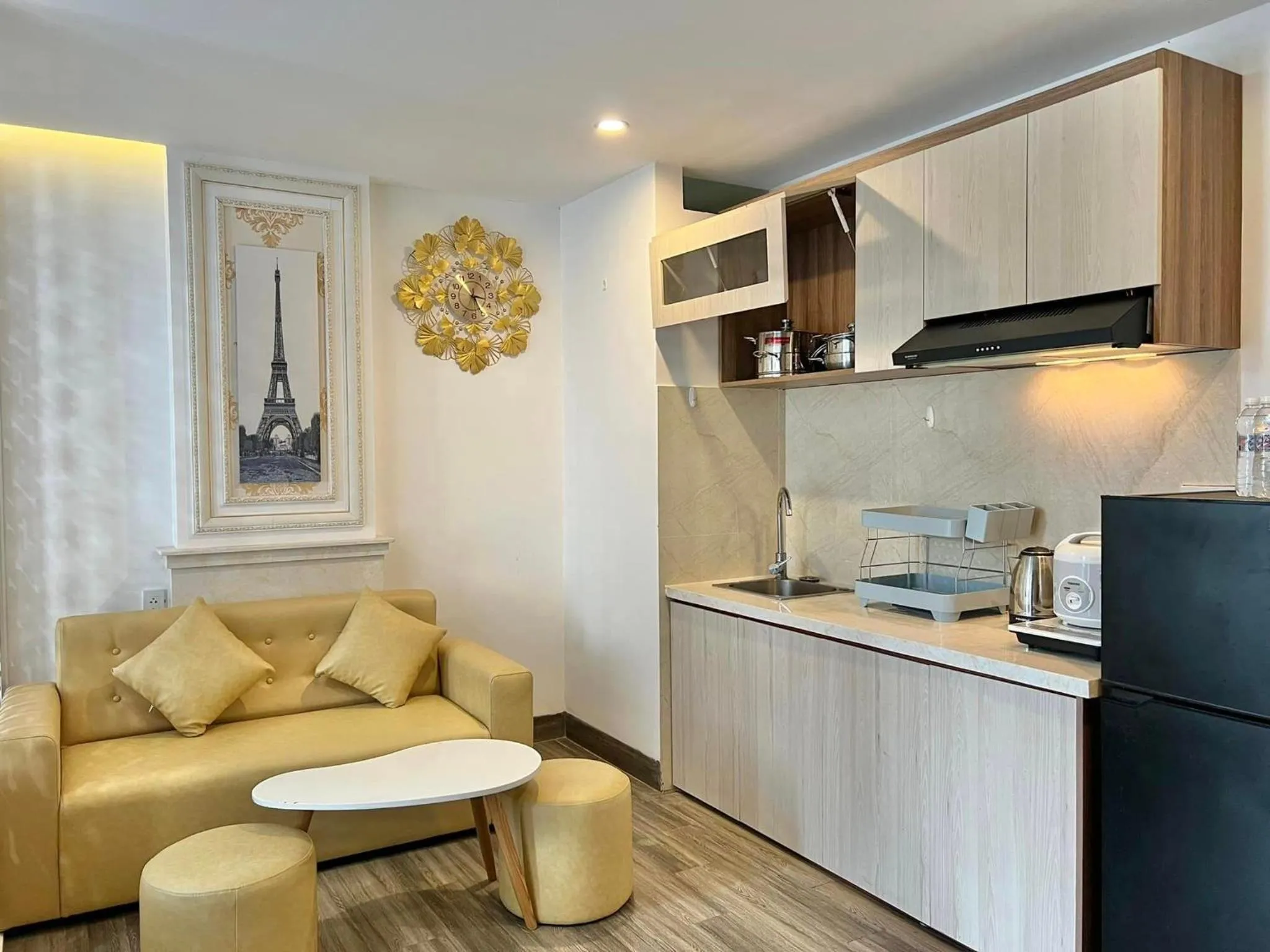 Kitchen or kitchenette in Lavender II Hotel