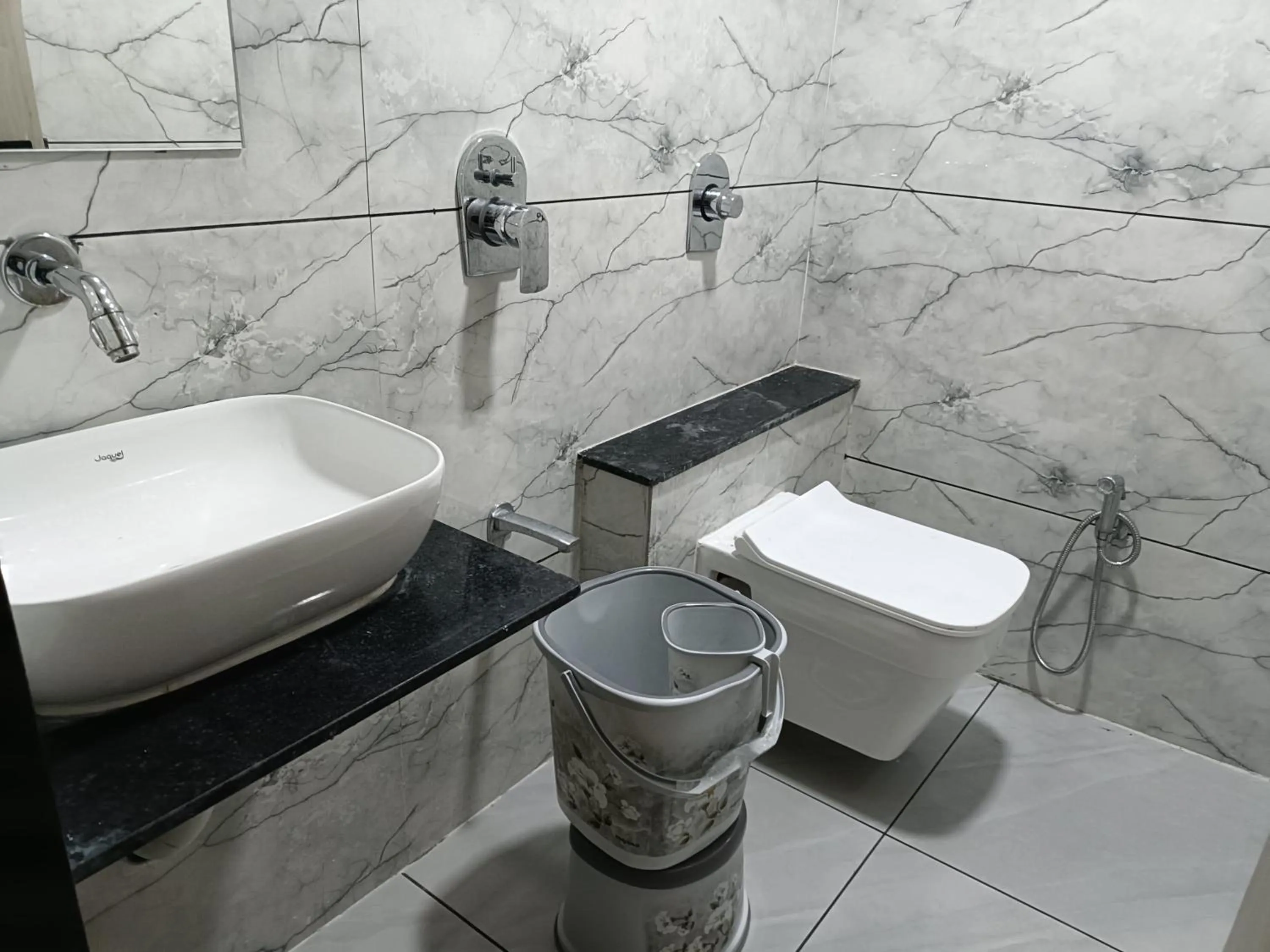 Shower in Hotel Sun PLaza