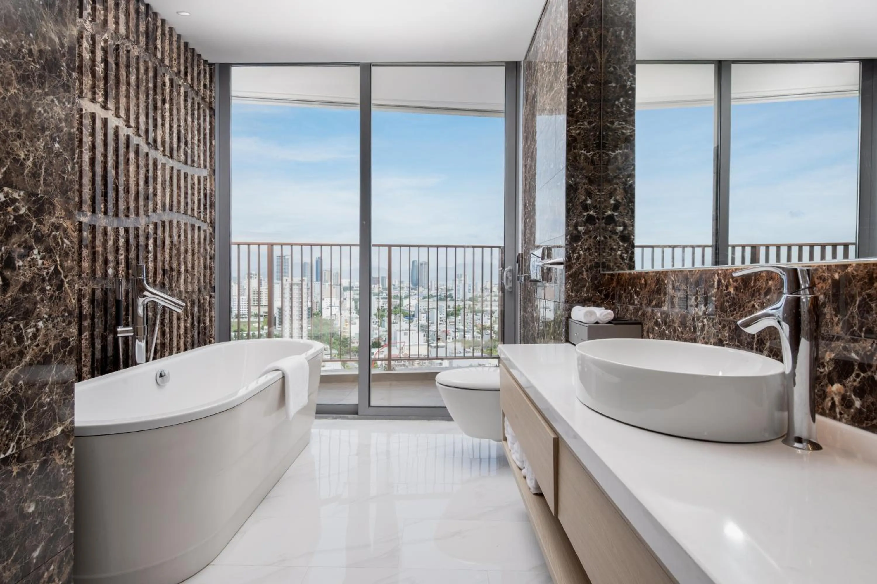 Shower in Wyndham Soleil Danang - Free Schedule Airport Shuttle