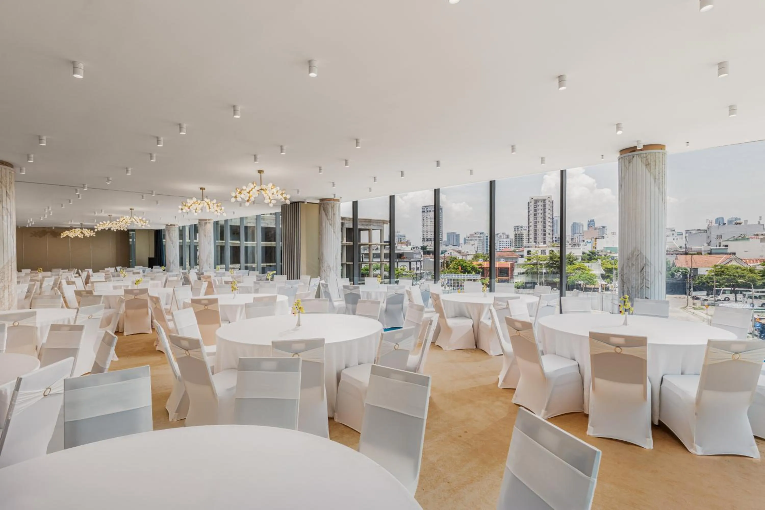 Day in Wyndham Soleil Danang - Free Schedule Airport Shuttle